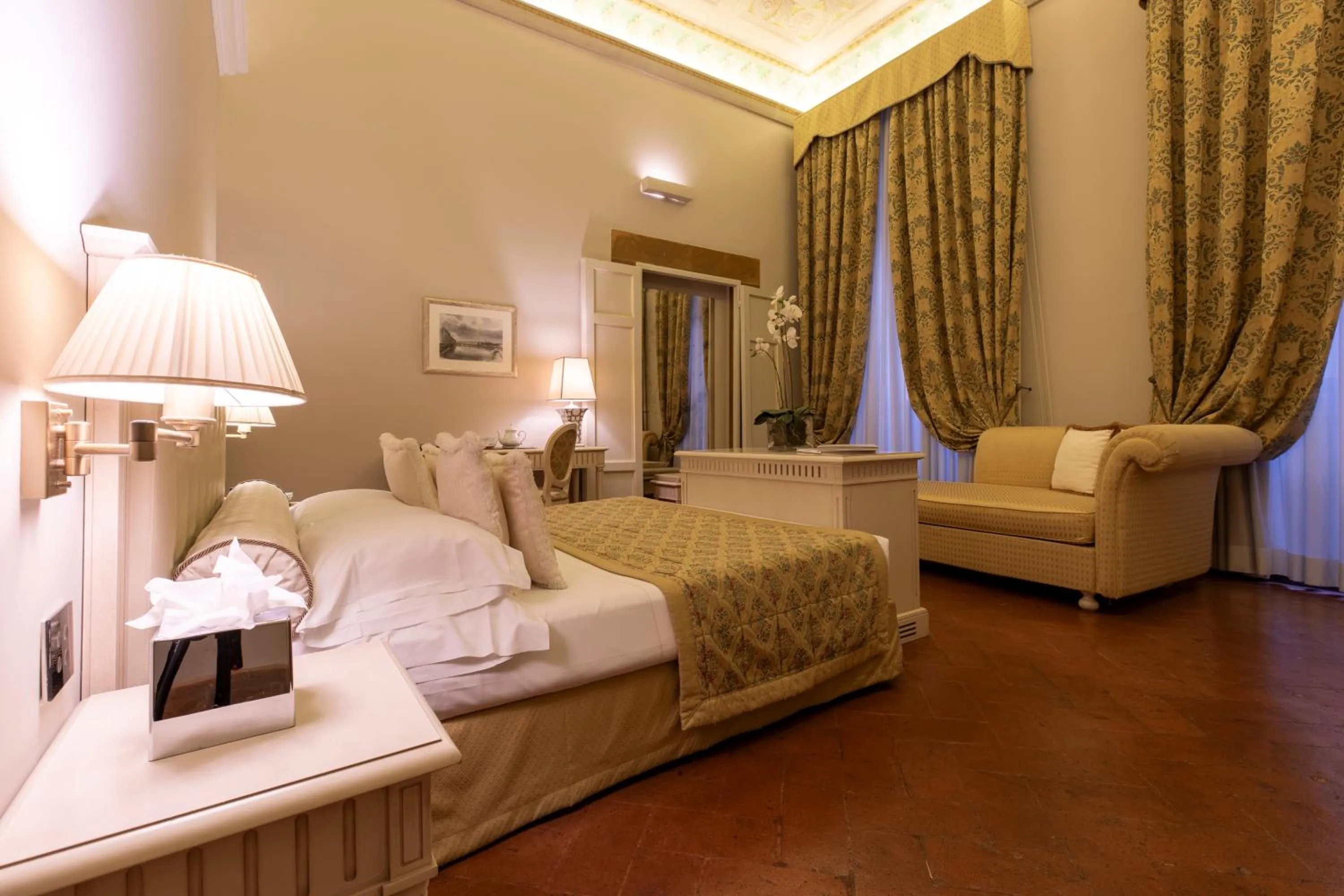 Photo of the whole room, Bed in Palazzo Guicciardini