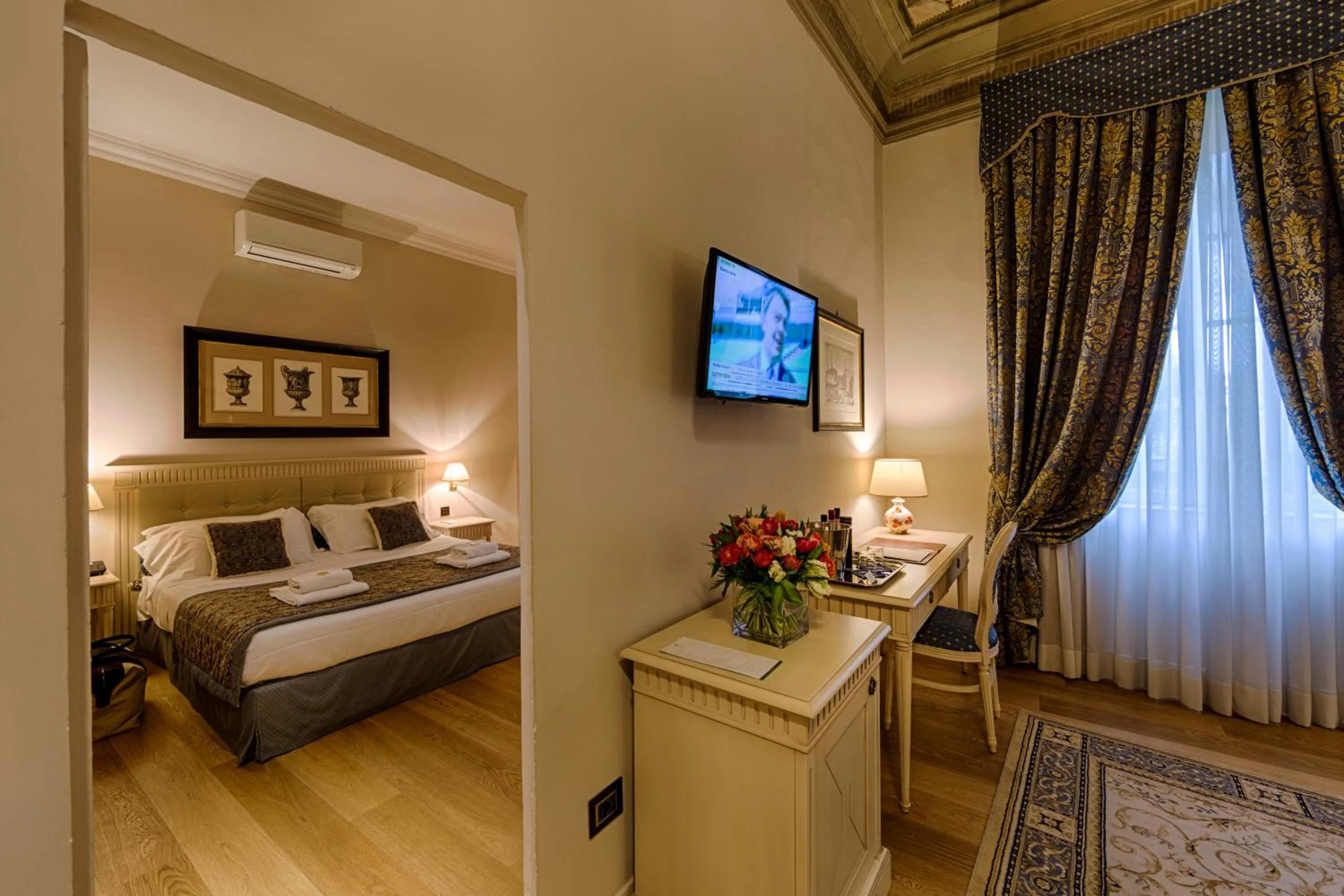 Photo of the whole room, Bed in Palazzo Guicciardini