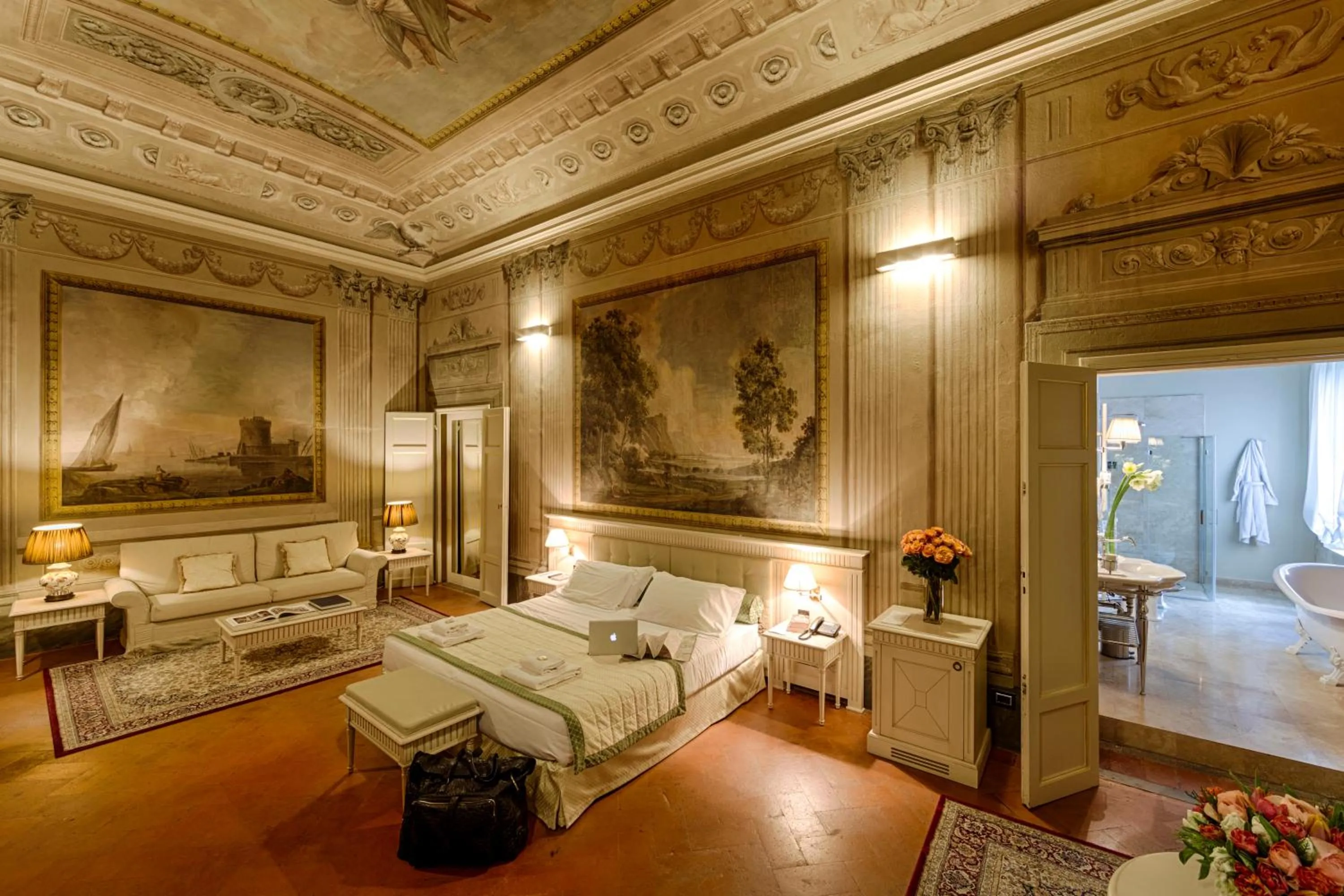 Photo of the whole room in Palazzo Guicciardini