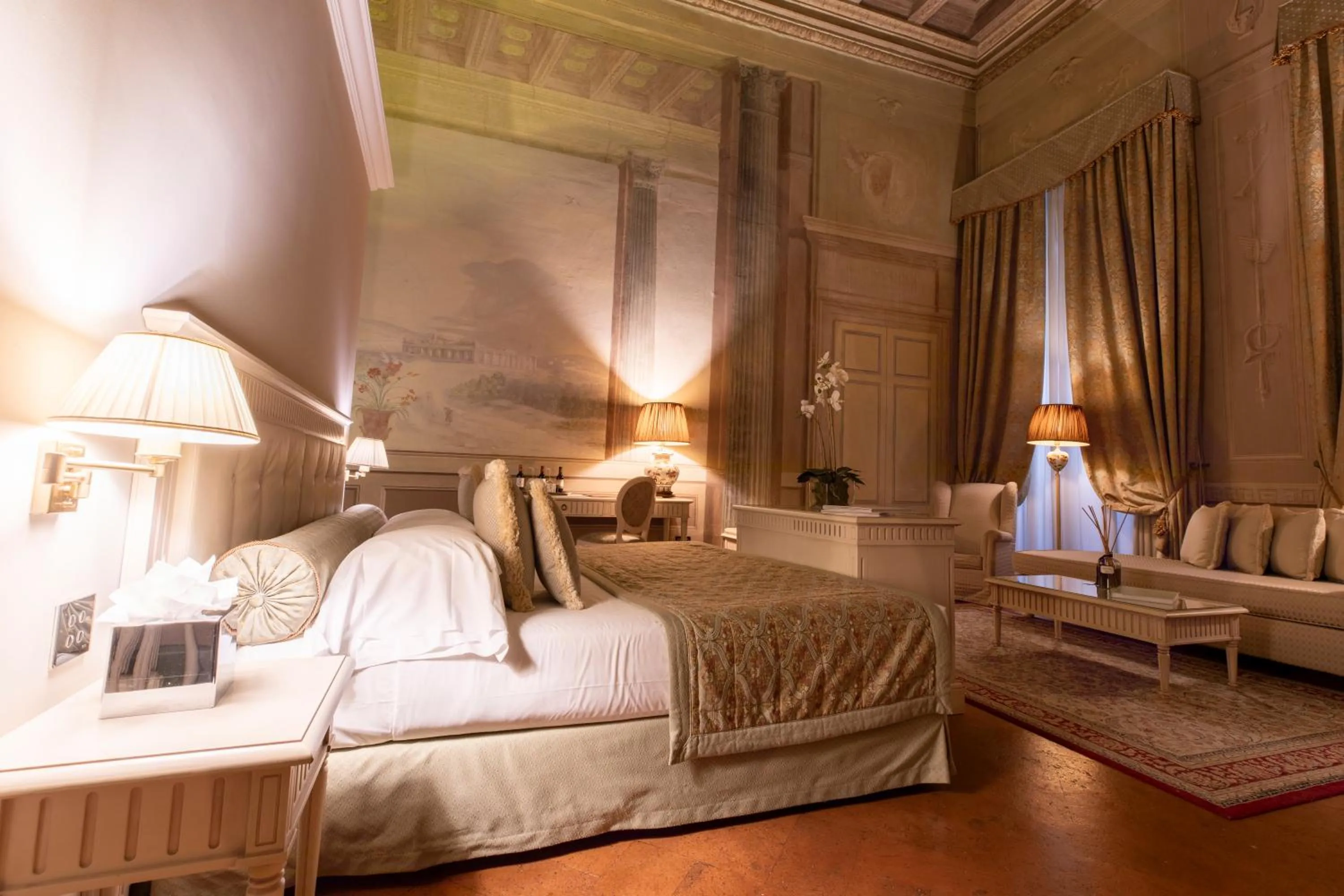 Photo of the whole room, Bed in Palazzo Guicciardini