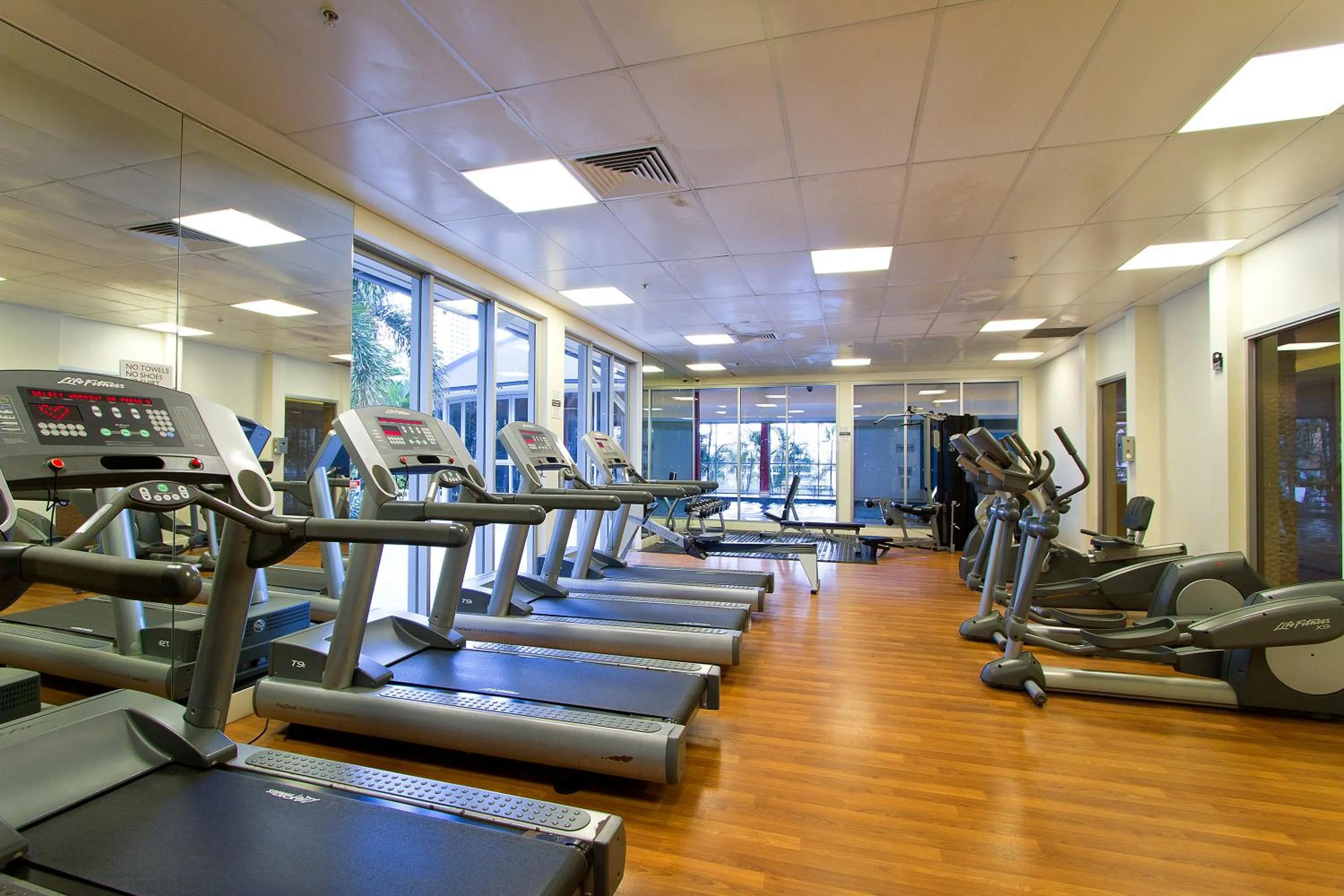 Fitness centre/facilities in Chevron Renaissance by Vaun