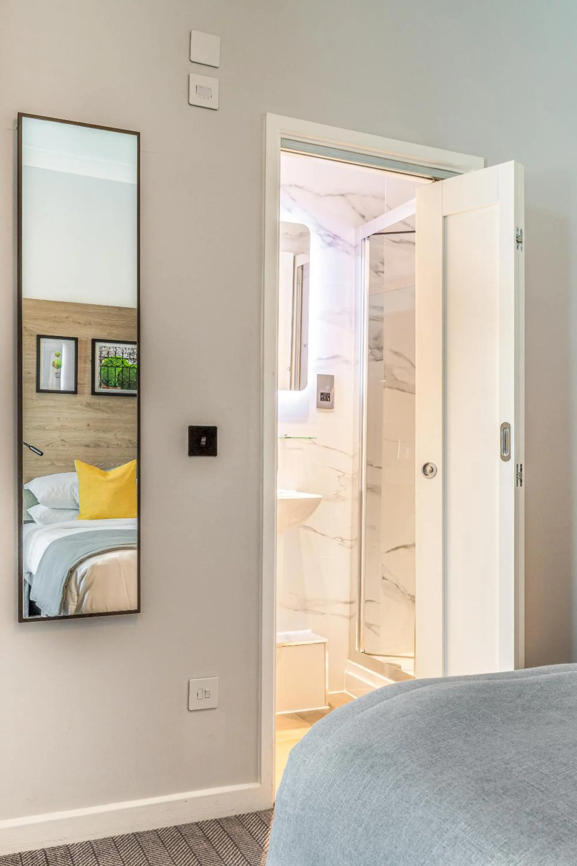 Bedroom, Bed in Princes Square