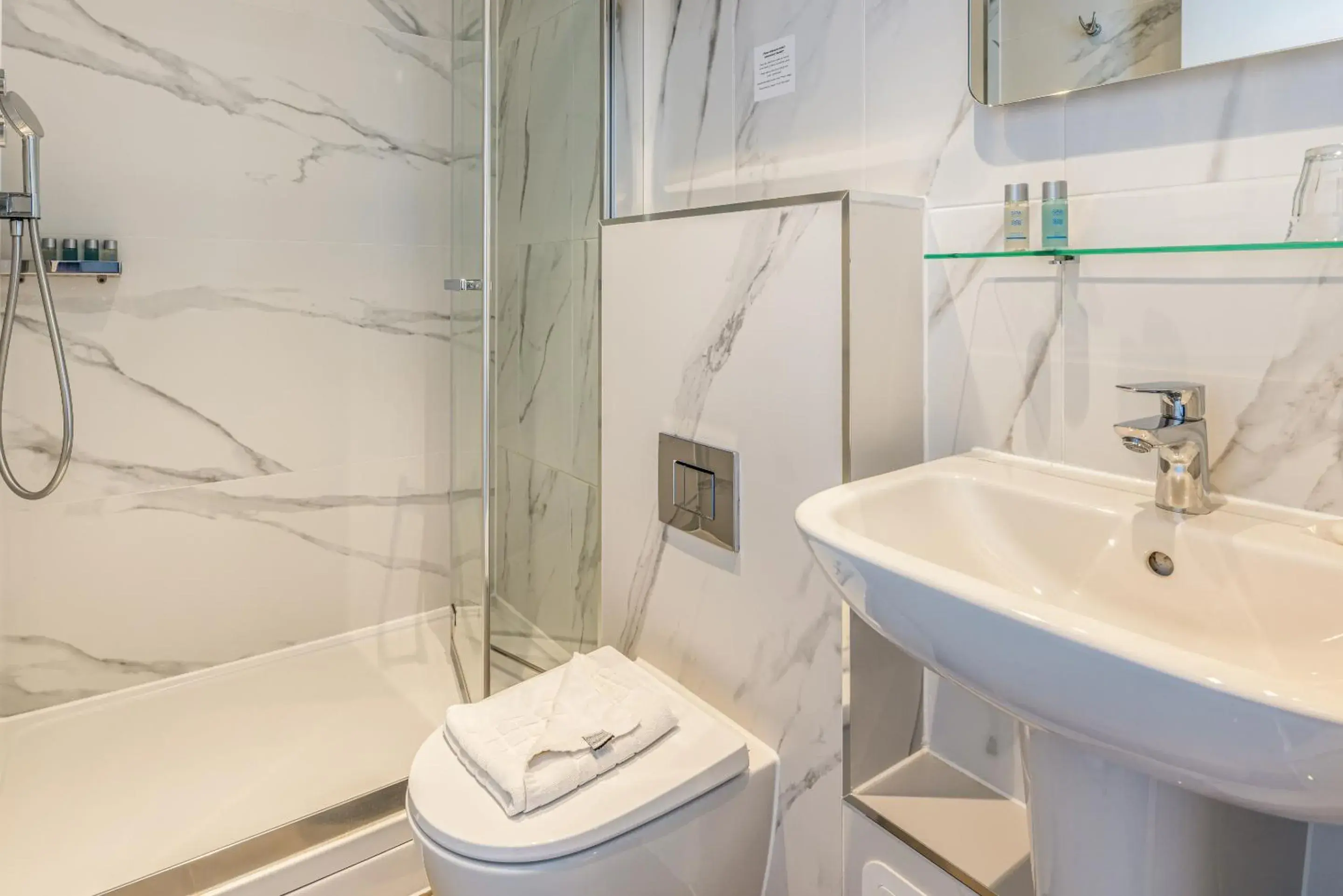 Standard Twin Room in Princes Square Standard Twin Room in Princes Square