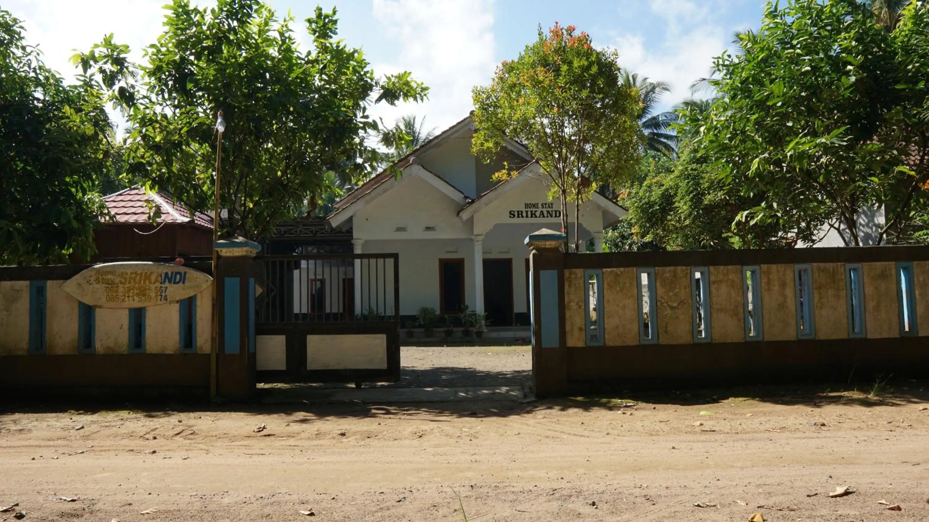 Facade/entrance in Hotel O Homestay Srikandi Pulau Merah BeachNearPantai Pancer