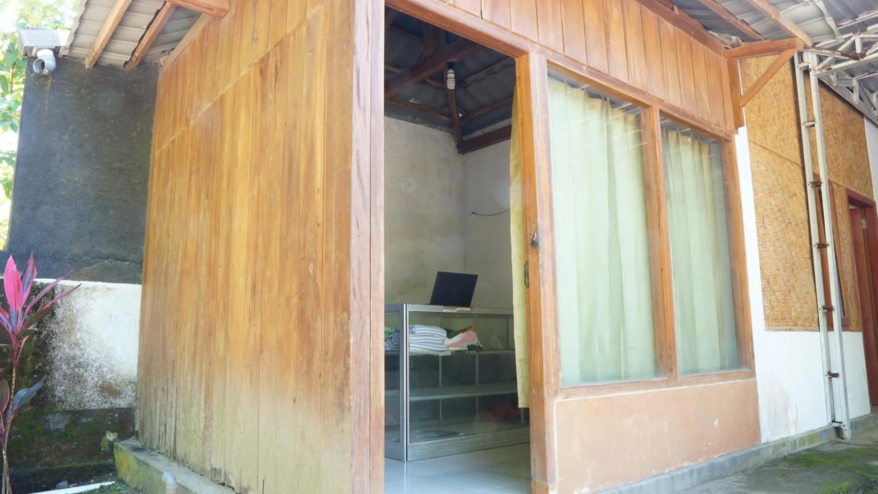 Lobby or reception in Hotel O Homestay Srikandi Pulau Merah BeachNearPantai Pancer