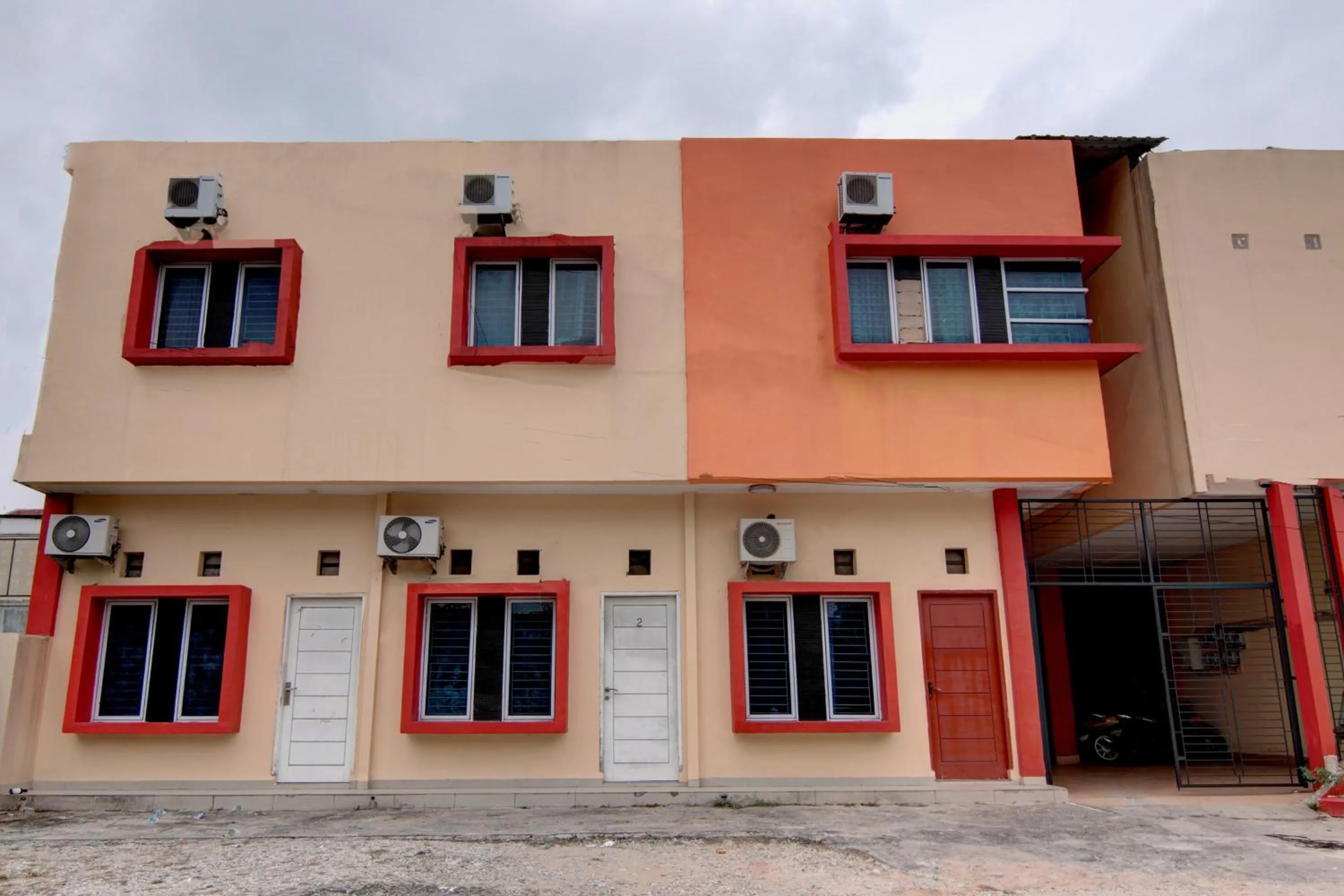 Facade/entrance in Hotel O Jasmine House Syariah Near Masjid Nurul Ikhwan