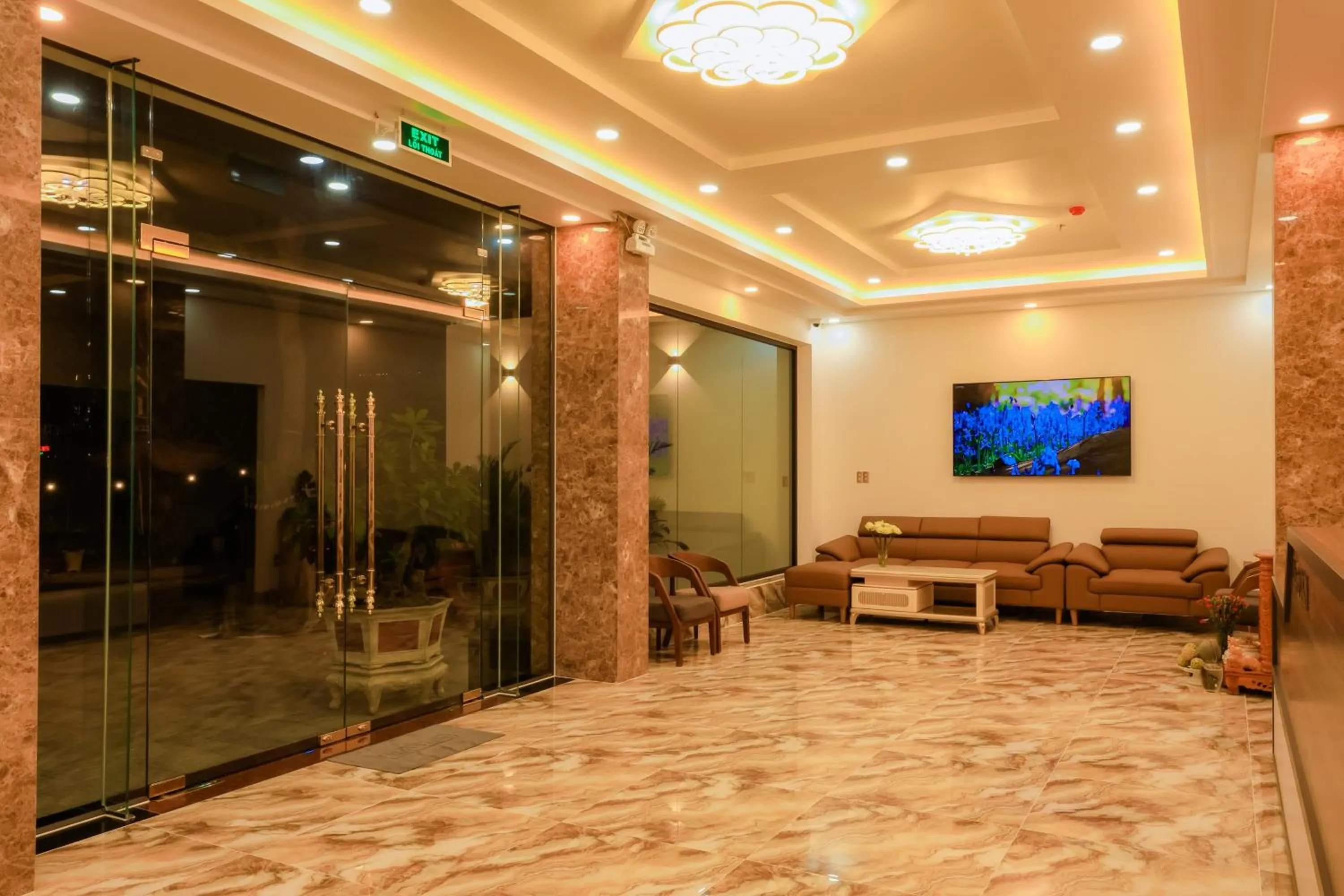 Communal lounge/ TV room in Havana Con Dao Hotel