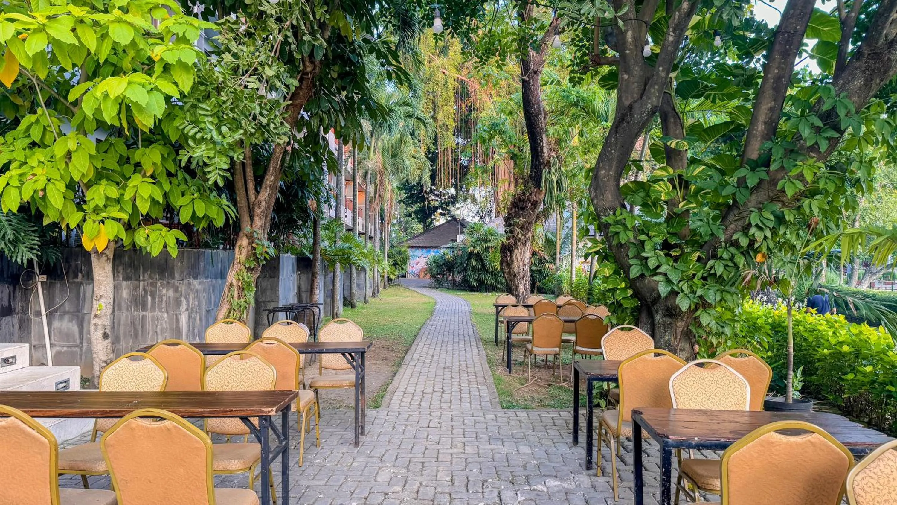 Restaurant/places to eat in Lorin Dwangsa Solo Hotel