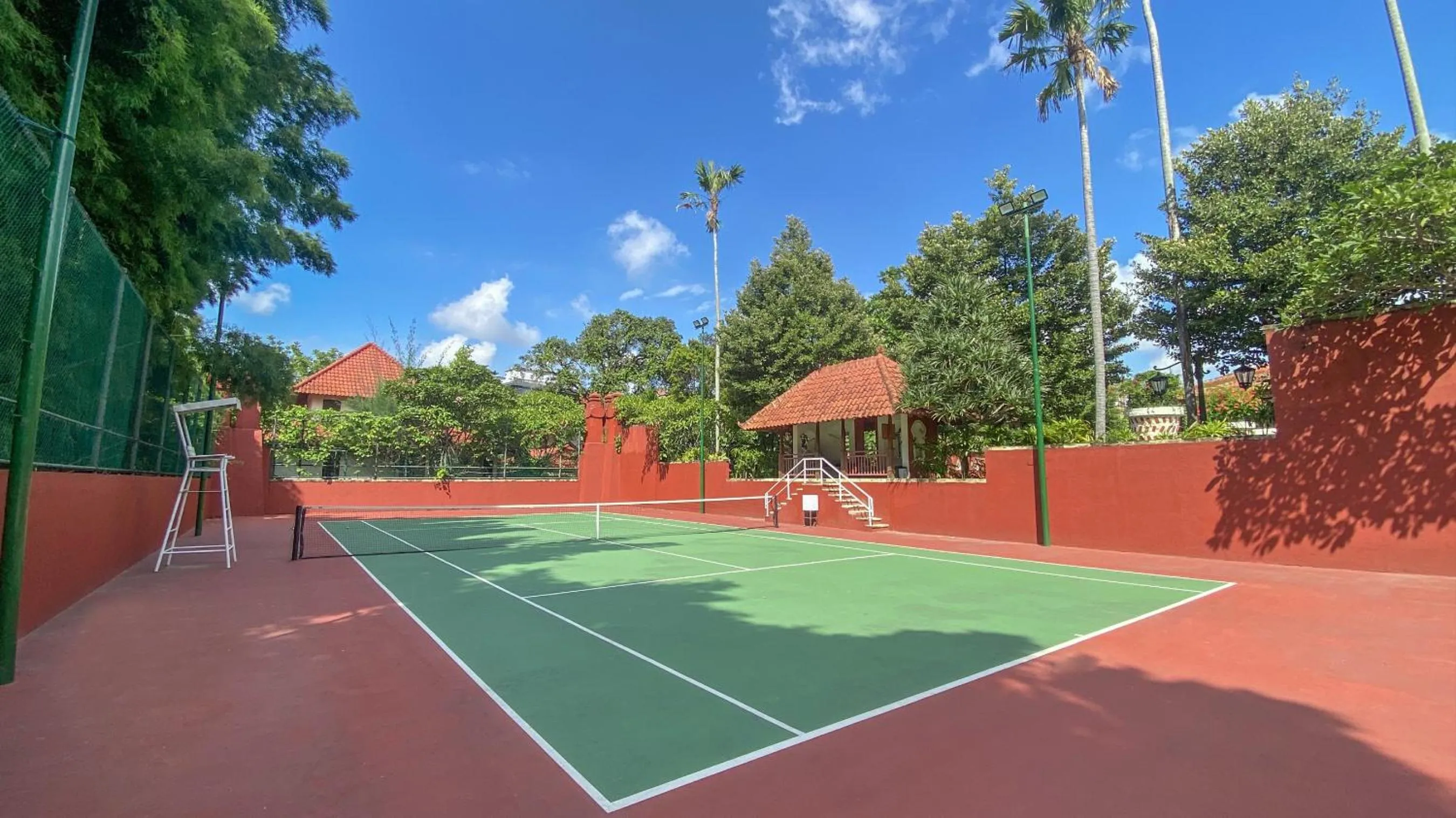 Tennis court in Lorin Dwangsa Solo Hotel