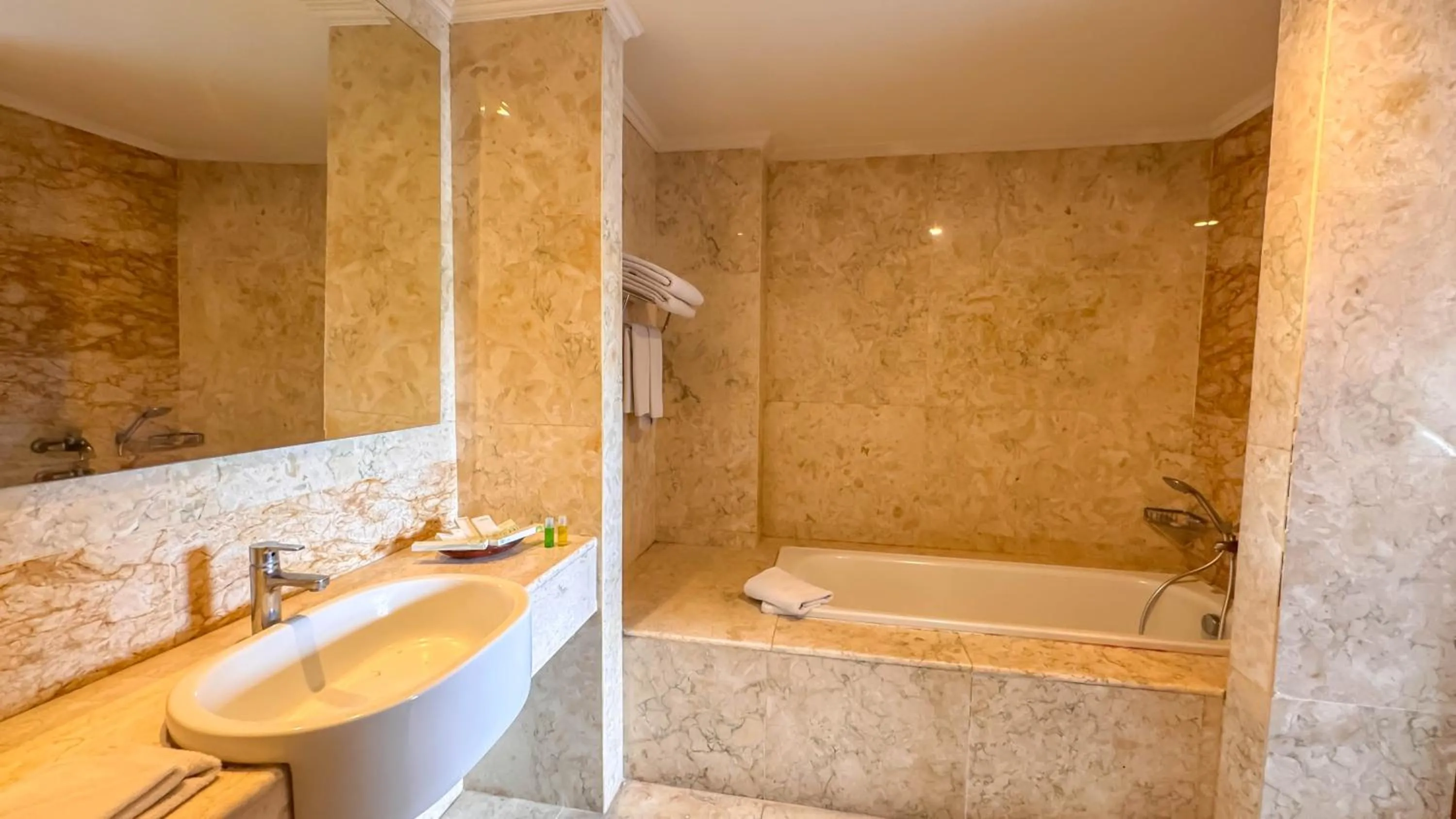 Bathroom in Lorin Dwangsa Solo Hotel