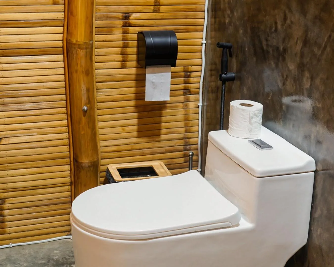 Toilet in The Backyard Inn