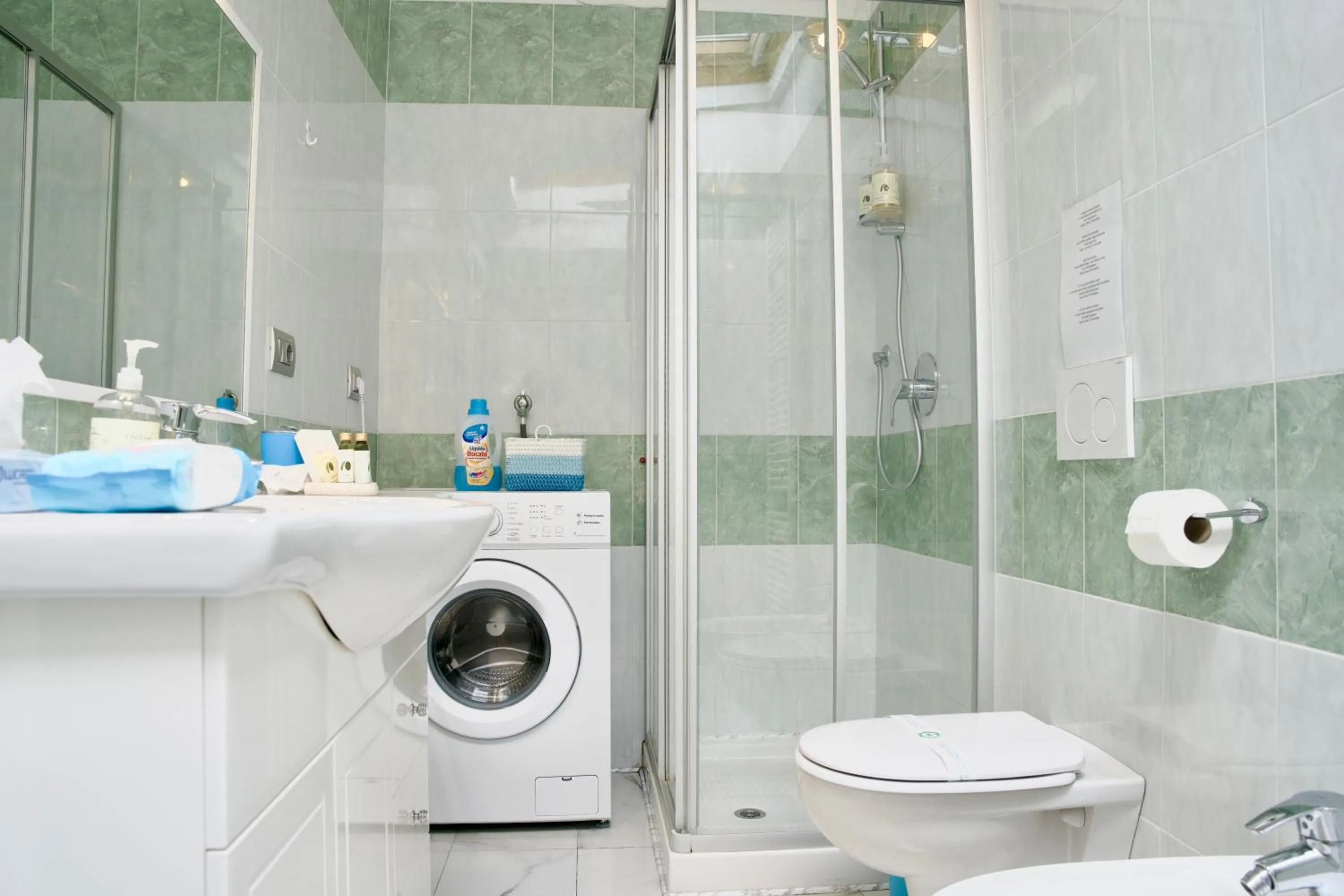 Shower in Hotel Diffuso Il Portichetto sulla collina a Vezio Perledo