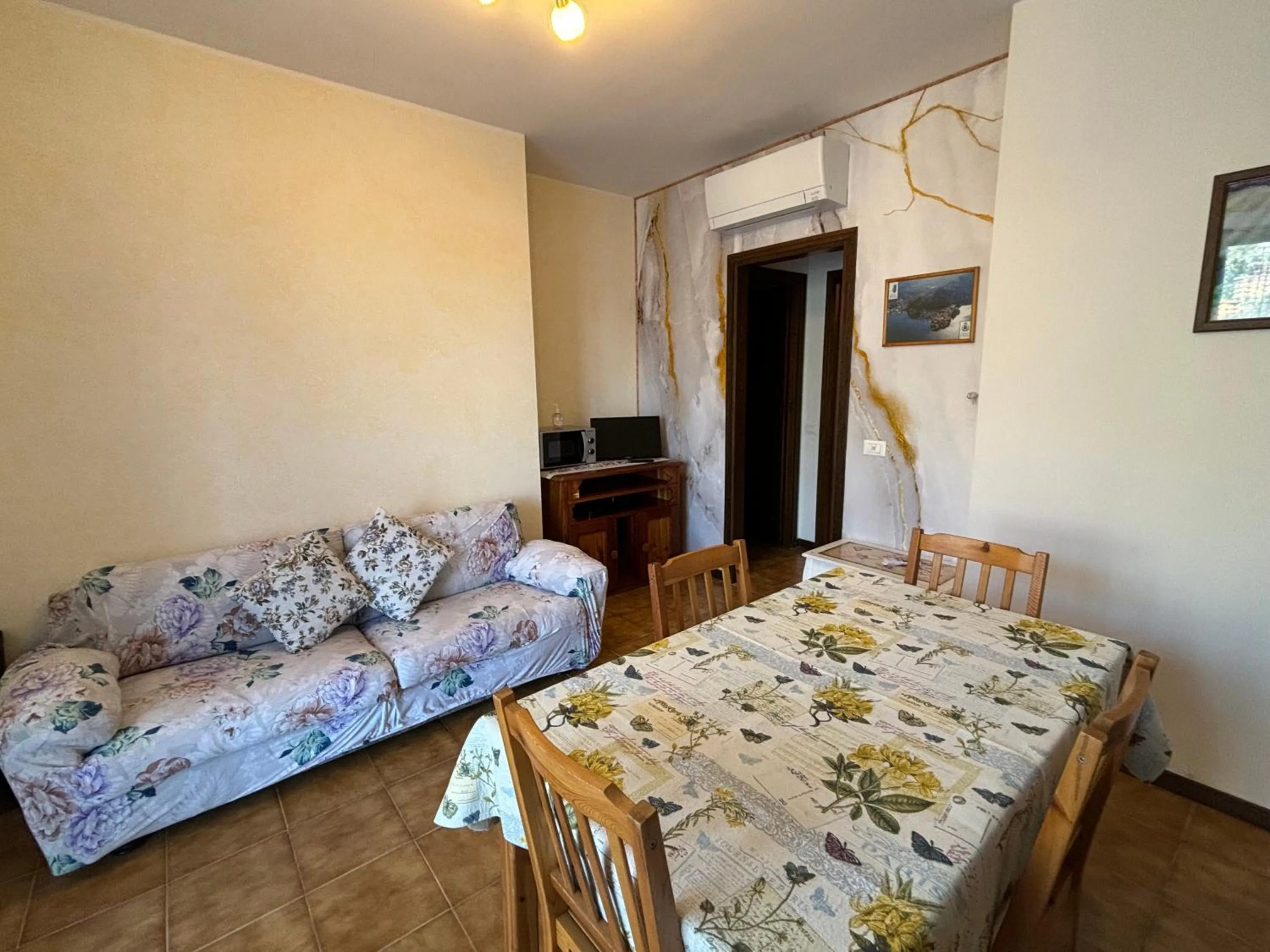 Living room, Bed in Hotel Diffuso Il Portichetto sulla collina a Vezio Perledo