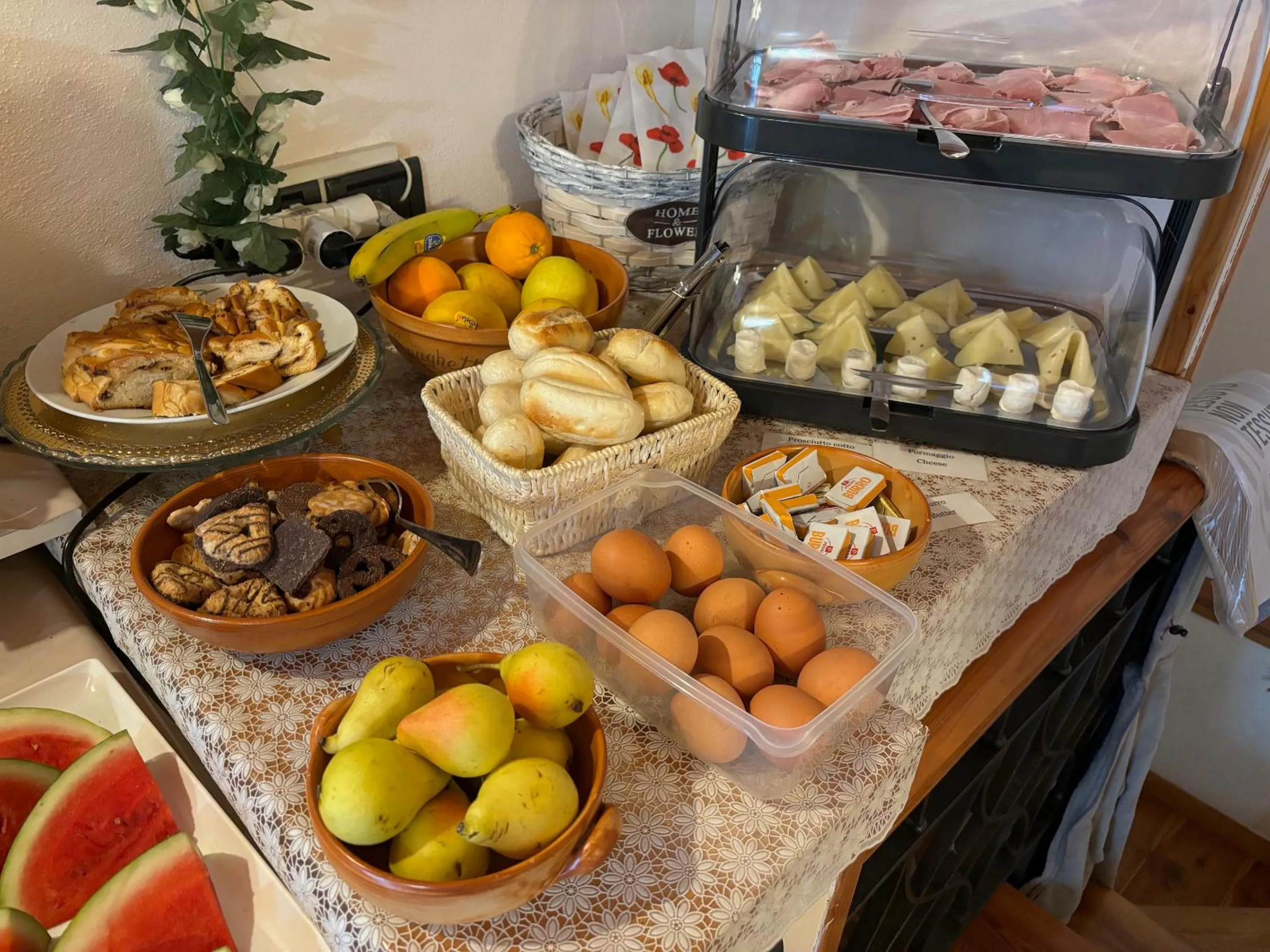 Breakfast in Hotel Diffuso Il Portichetto sulla collina a Vezio Perledo