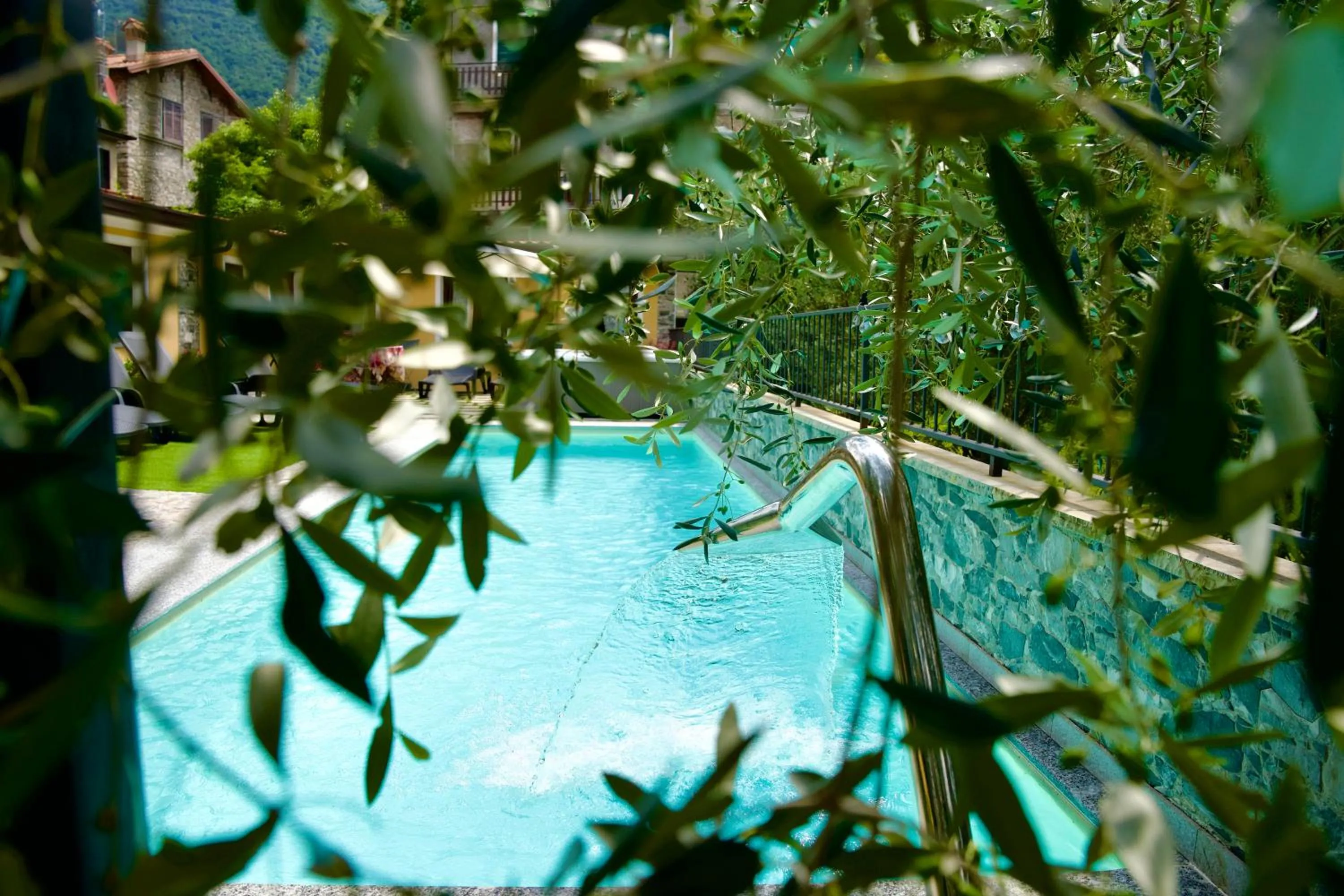 Garden in Hotel Diffuso Il Portichetto sulla collina a Vezio Perledo