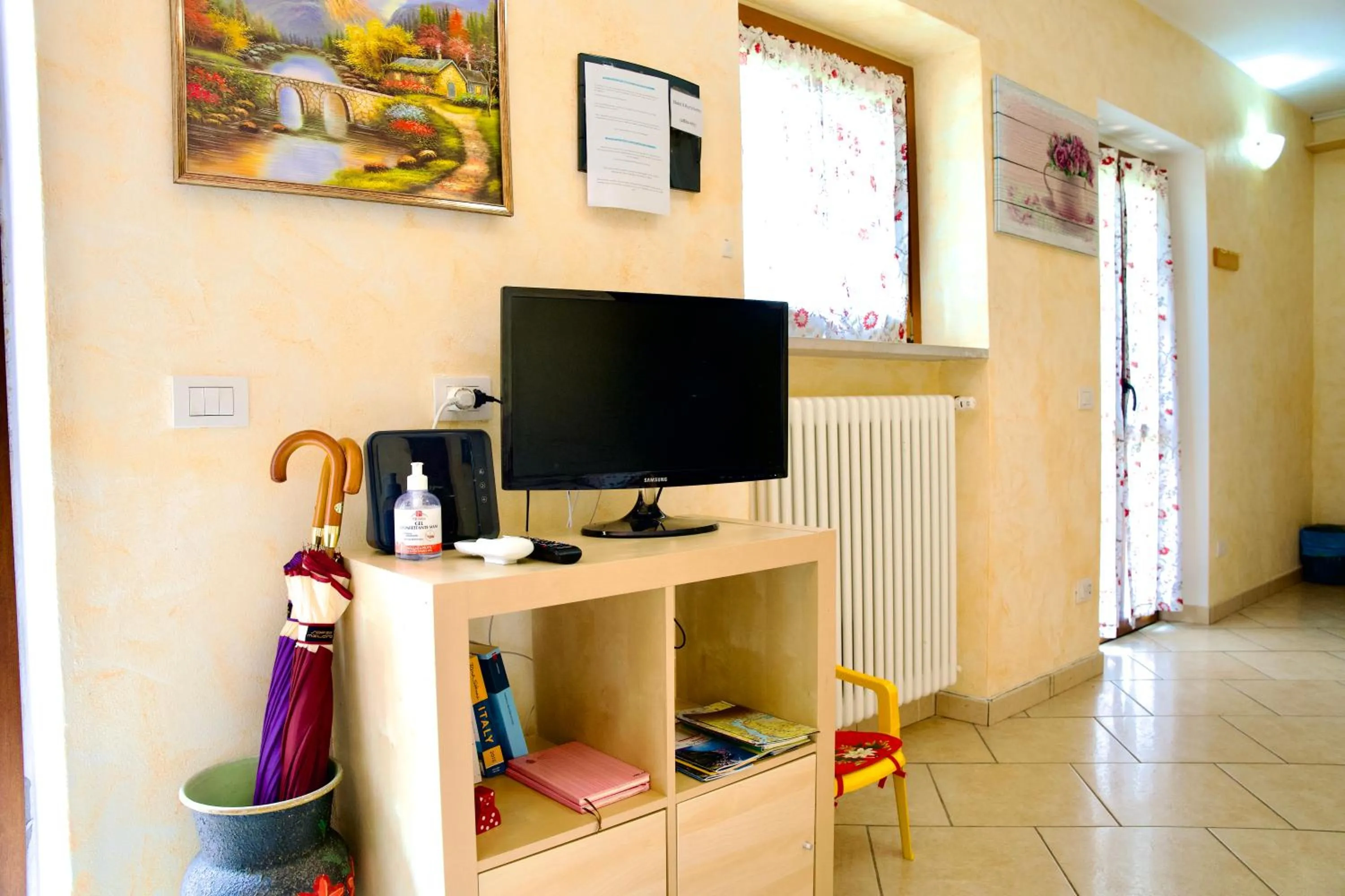 TV and multimedia in Hotel Diffuso Il Portichetto sulla collina a Vezio Perledo