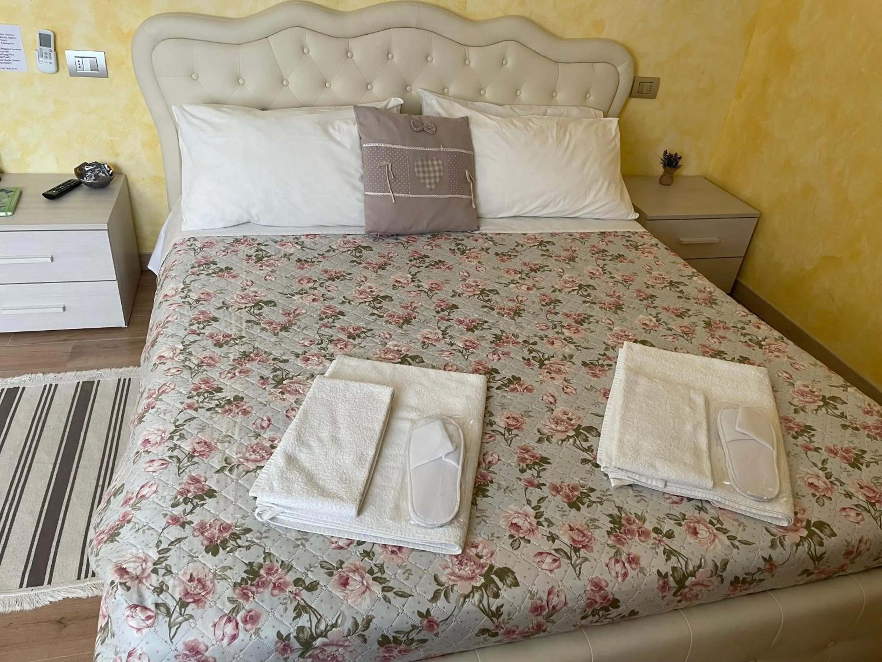 Bed in Hotel Diffuso Il Portichetto sulla collina a Vezio Perledo