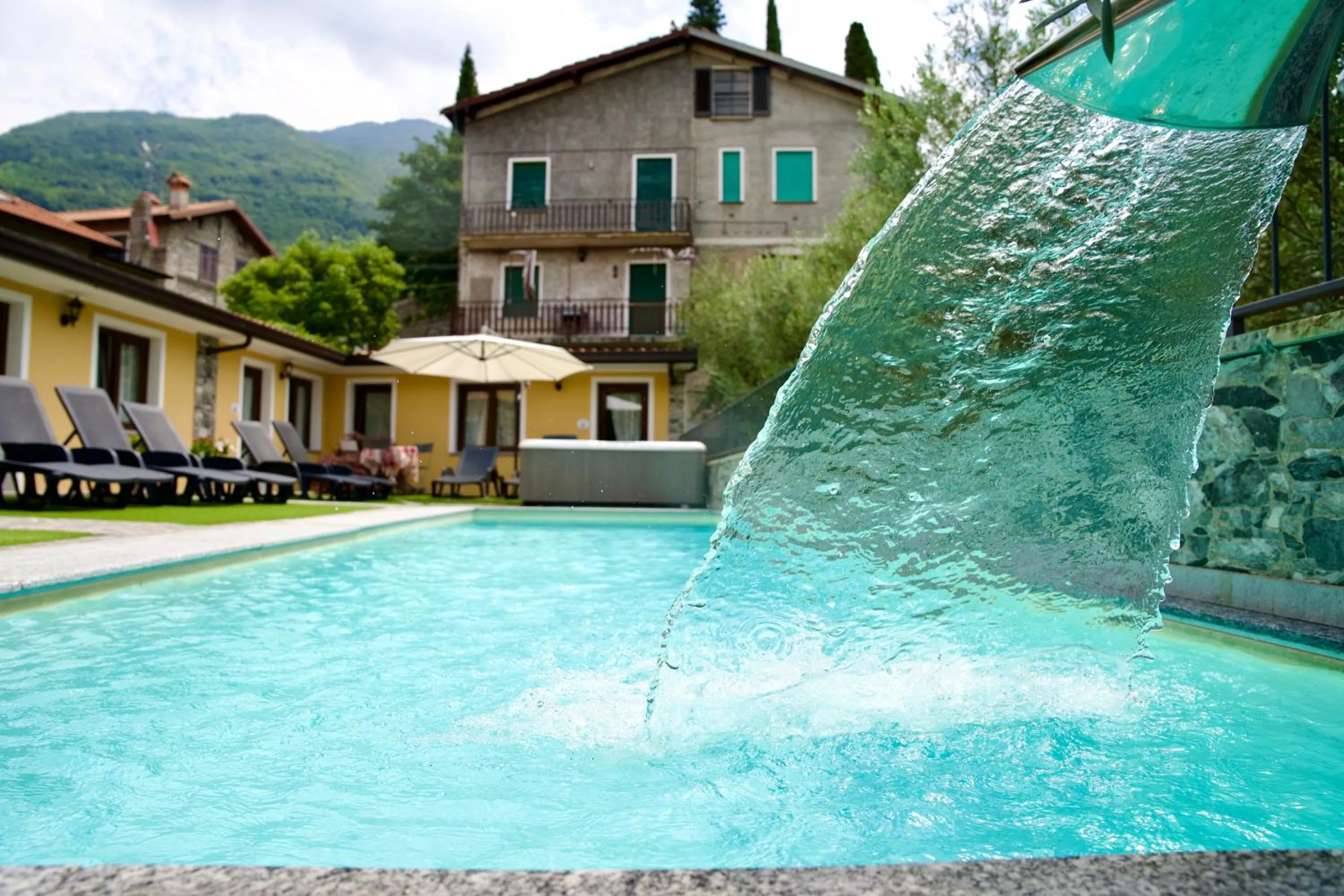 Property building in Hotel Diffuso Il Portichetto sulla collina a Vezio Perledo