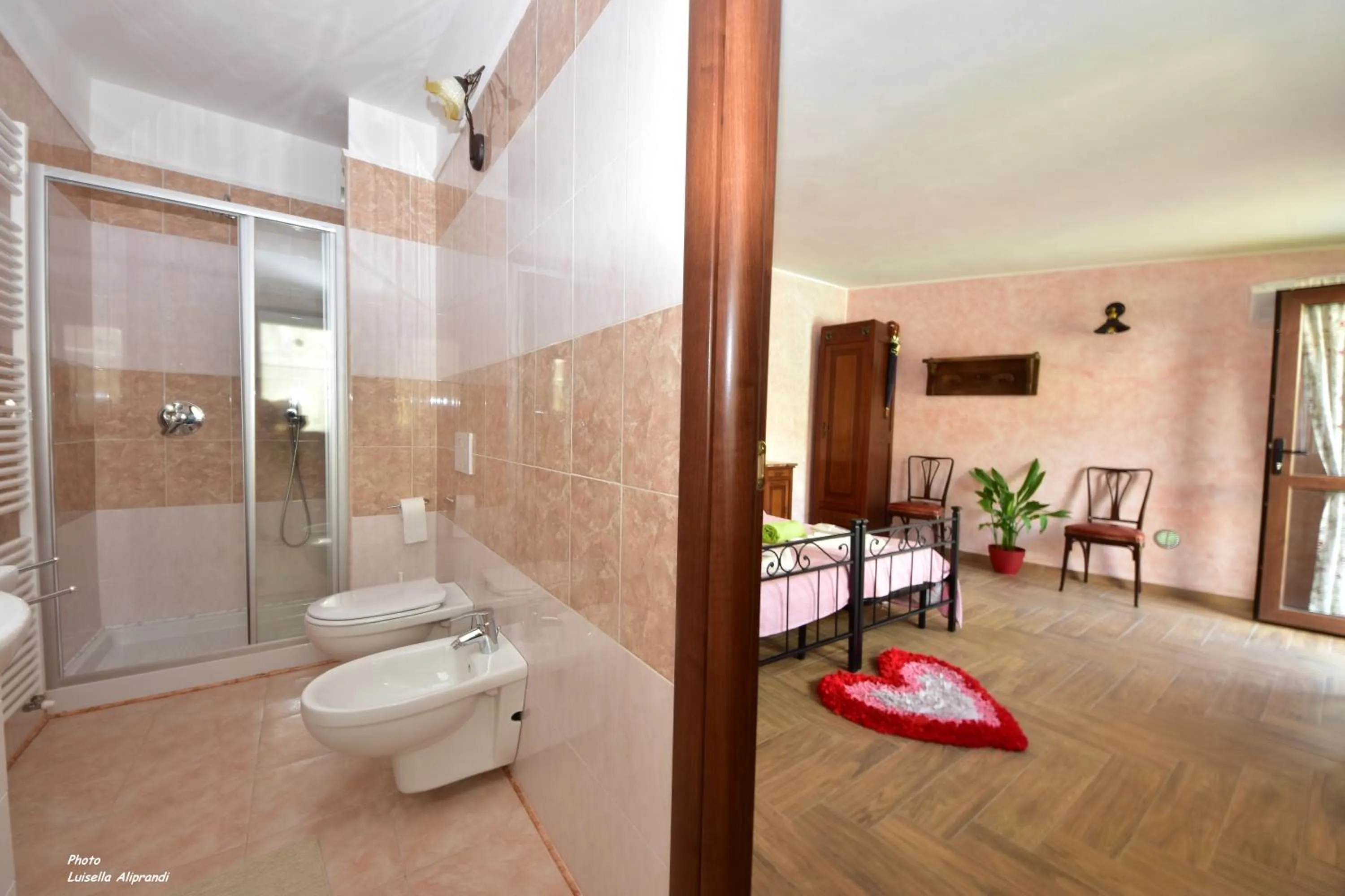 Shower in Hotel Diffuso Il Portichetto sulla collina a Vezio Perledo