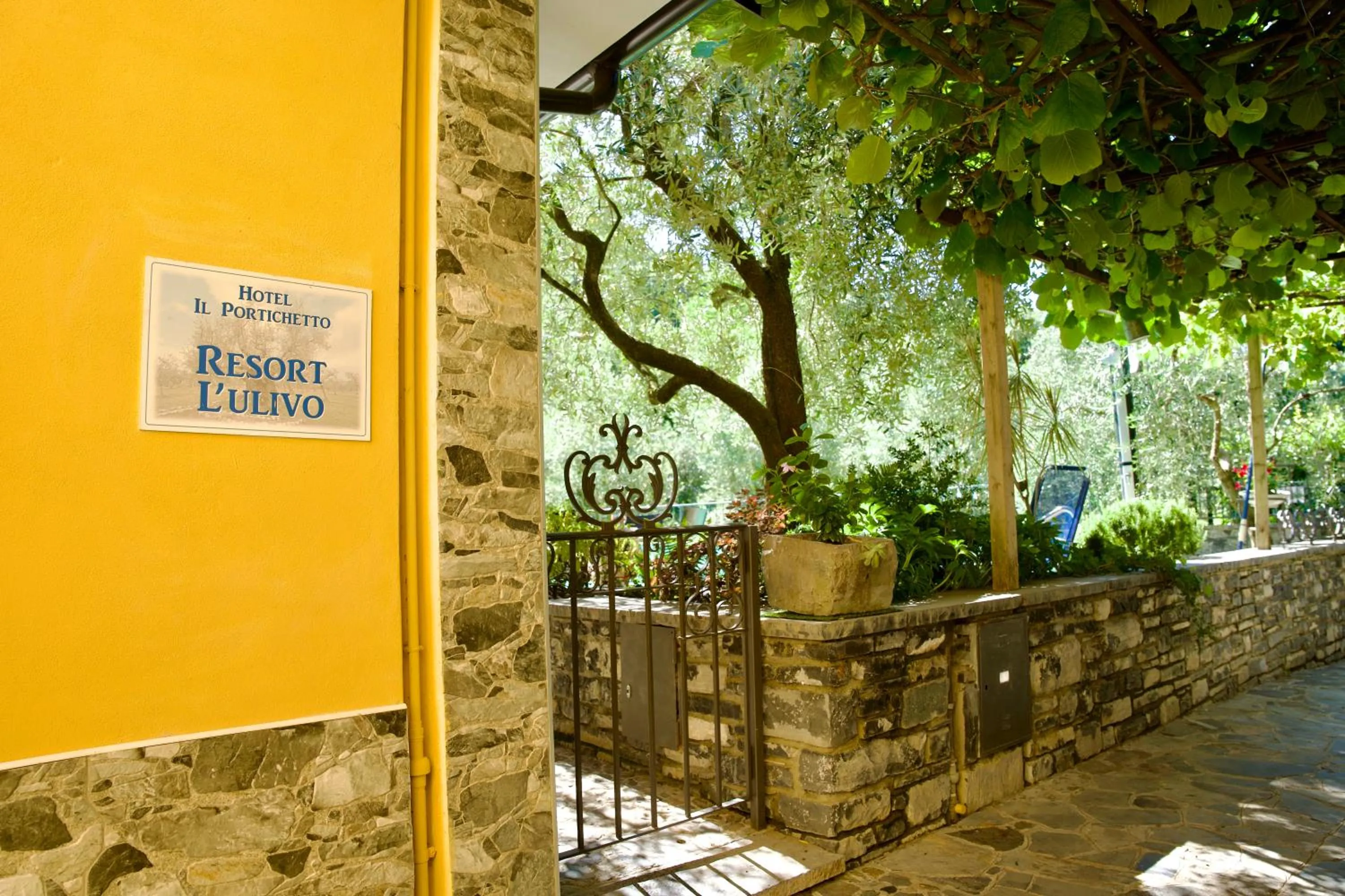 Property building in Hotel Diffuso Il Portichetto sulla collina a Vezio Perledo