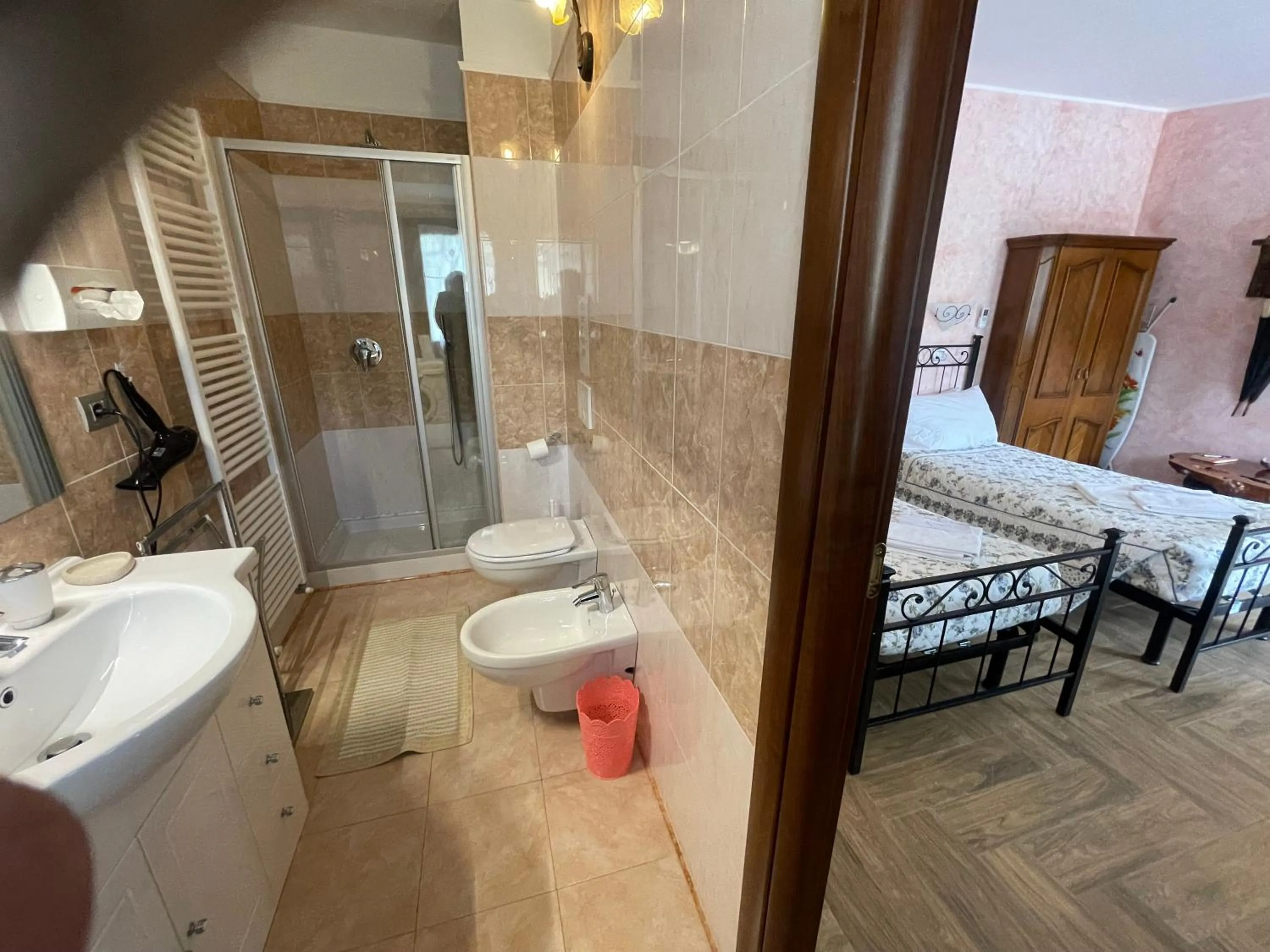 Shower in Hotel Diffuso Il Portichetto sulla collina a Vezio Perledo