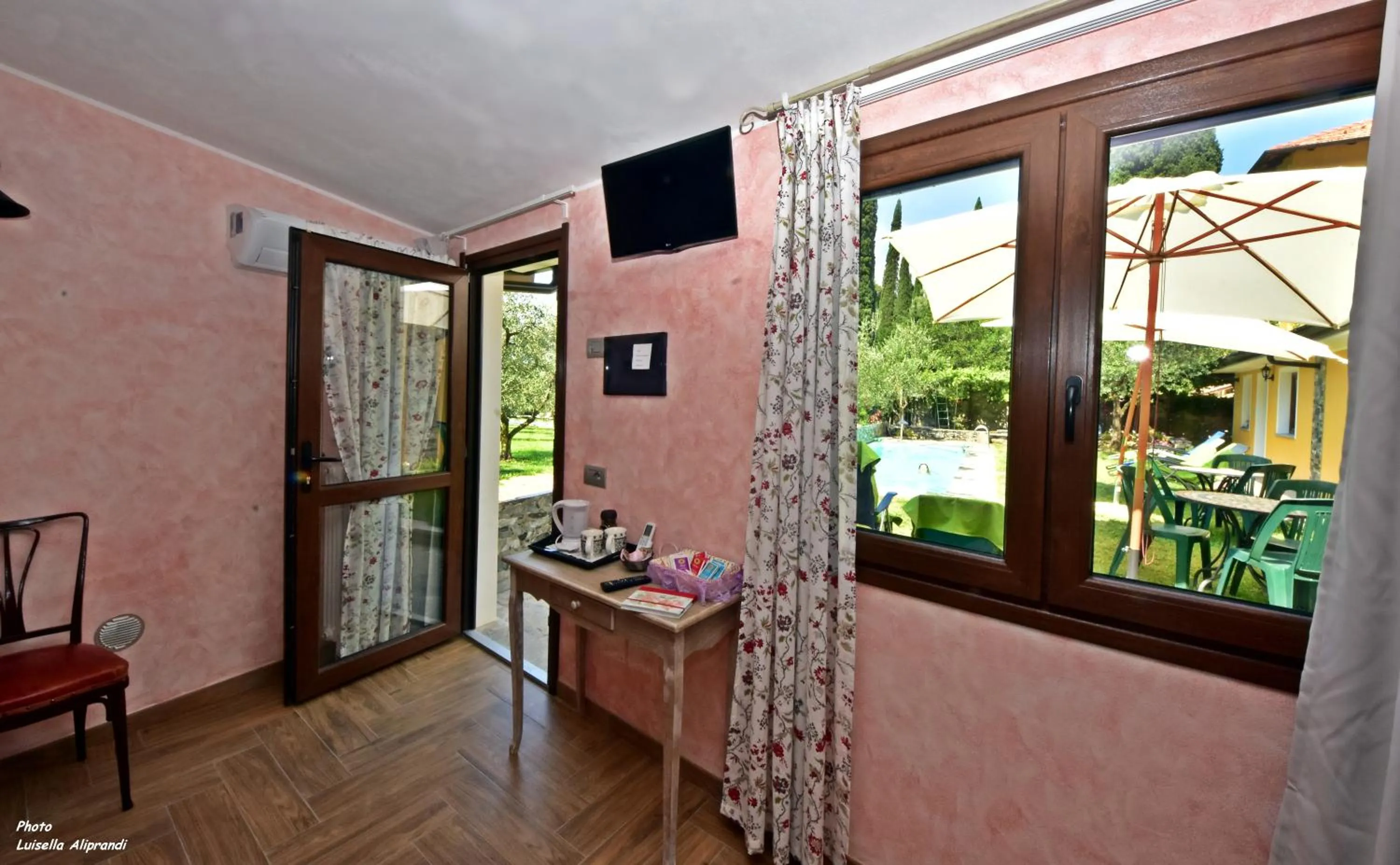 Garden in Hotel Diffuso Il Portichetto sulla collina a Vezio Perledo