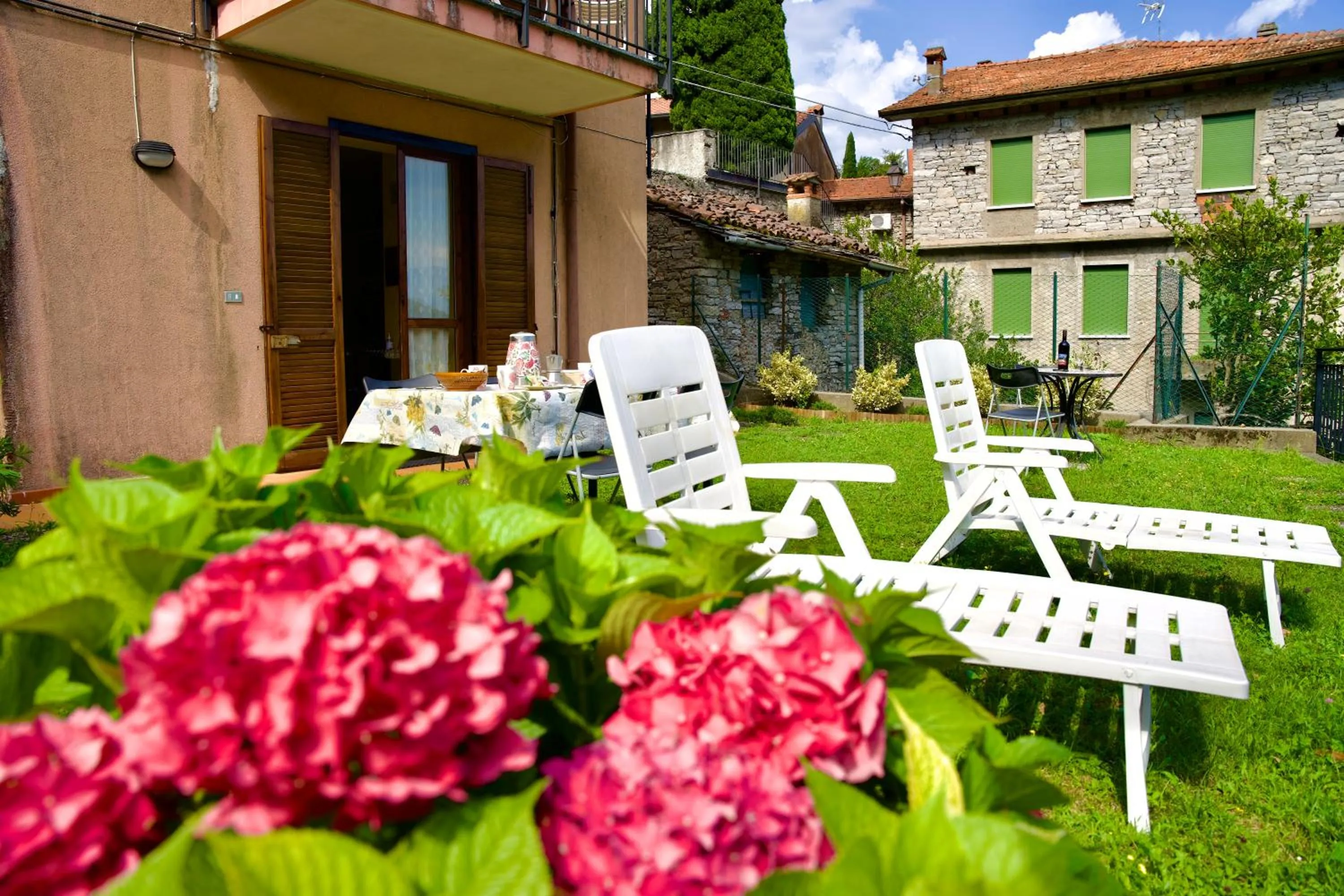 Garden in Hotel Diffuso Il Portichetto sulla collina a Vezio Perledo
