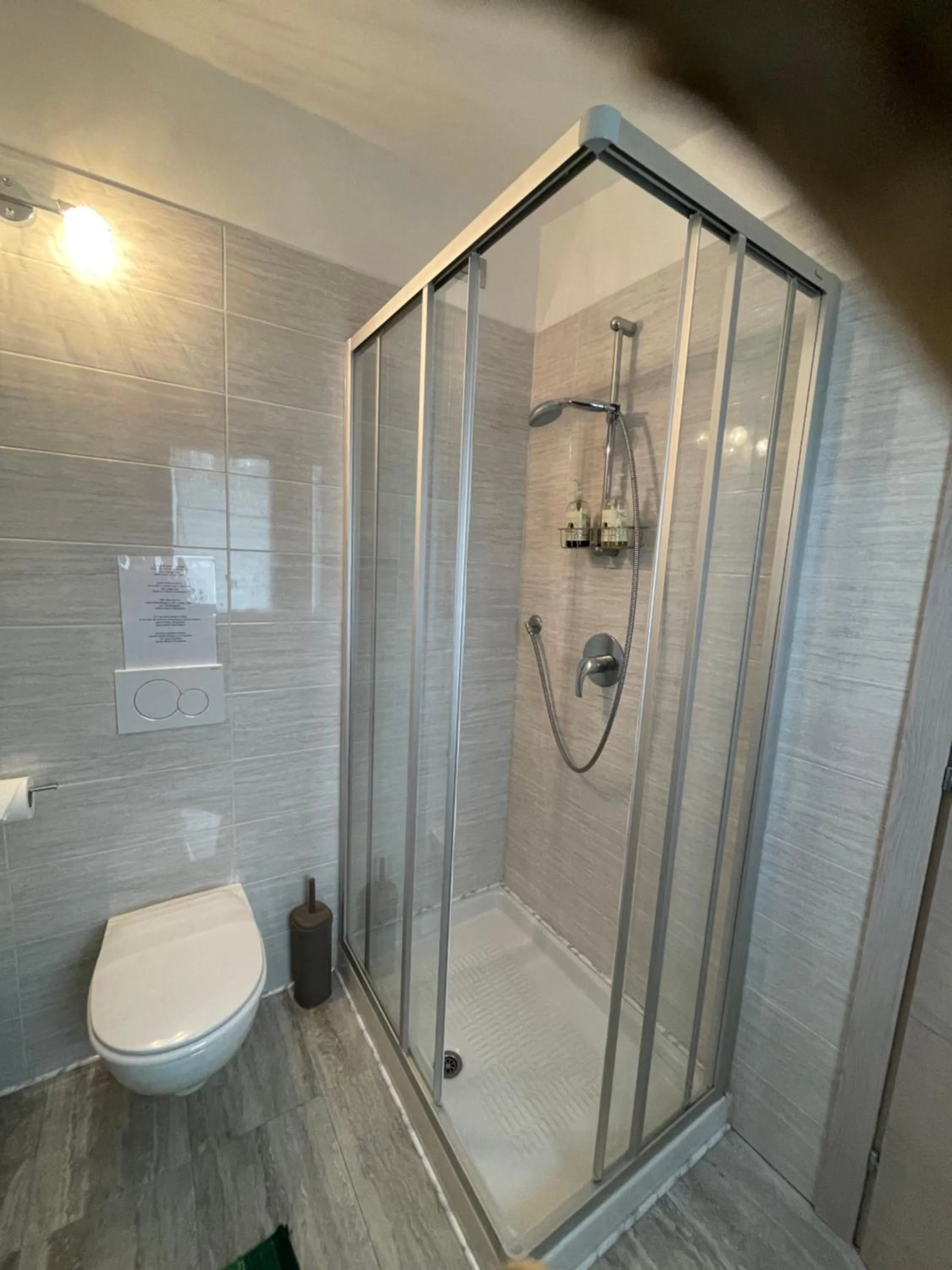 Shower in Hotel Diffuso Il Portichetto sulla collina a Vezio Perledo