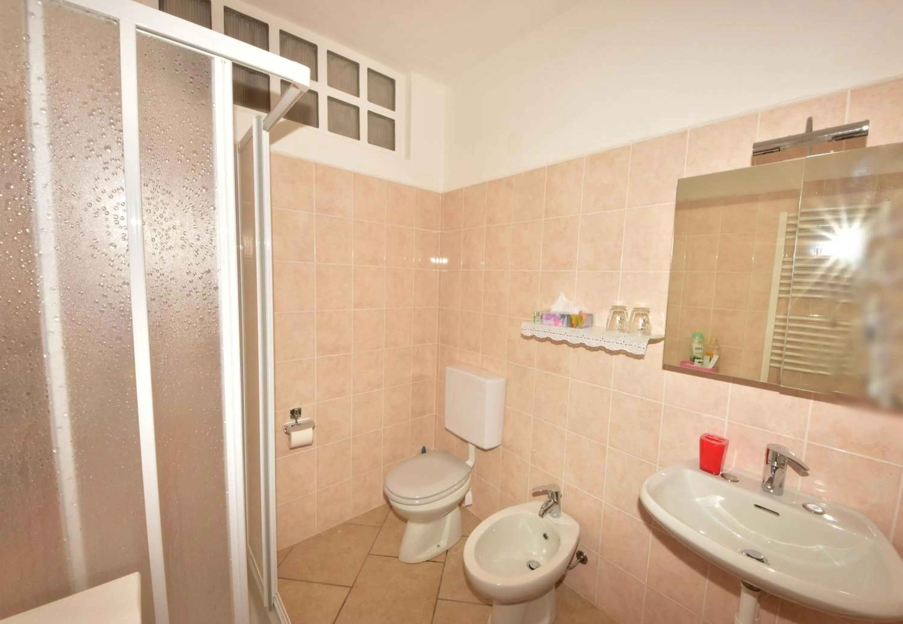 Shower in Hotel Diffuso Il Portichetto sulla collina a Vezio Perledo