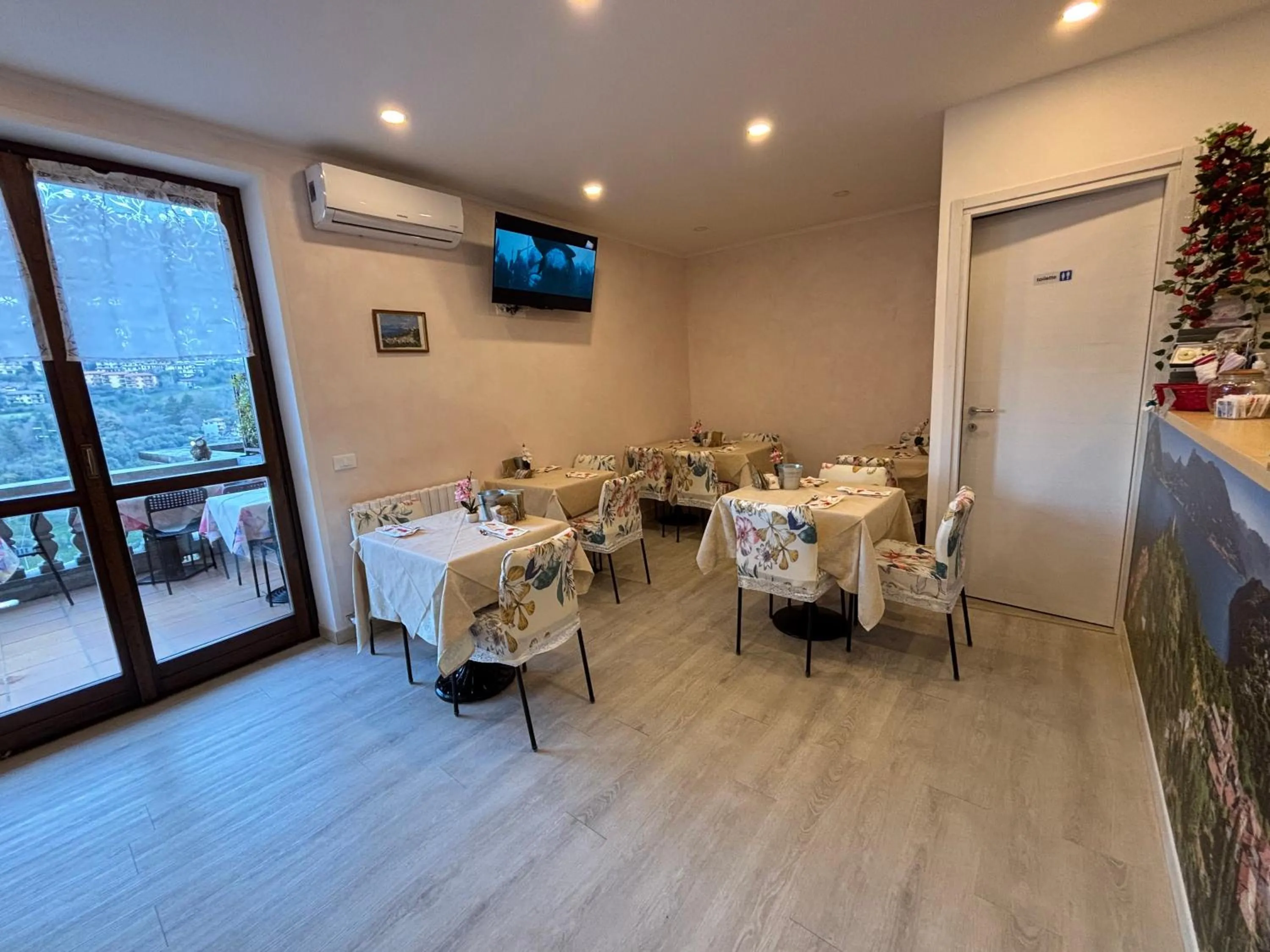 Lobby or reception in Hotel Diffuso Il Portichetto sulla collina a Vezio Perledo