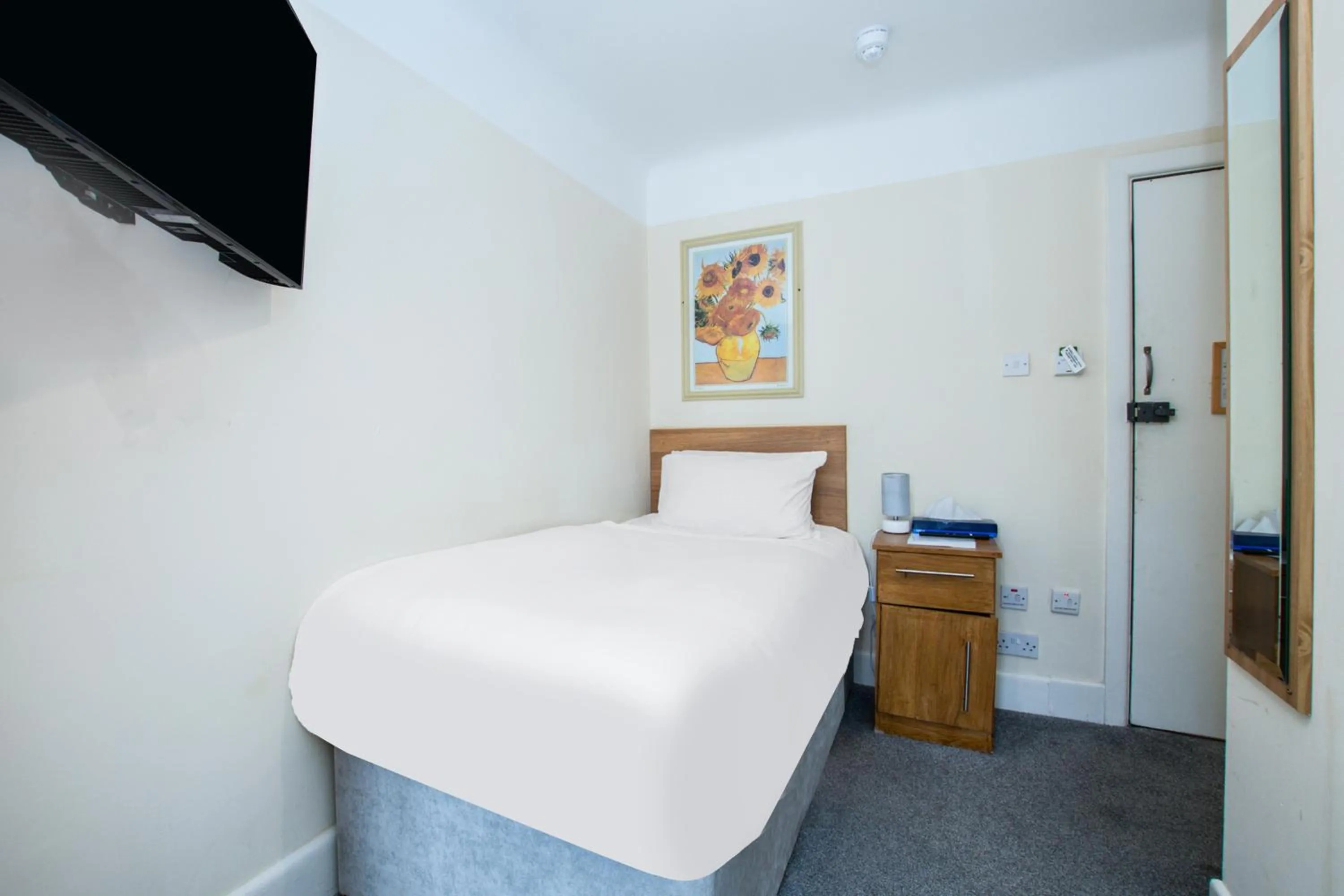 Photo of the whole room, Bed in Russel Court Hotel Bournemouth Central