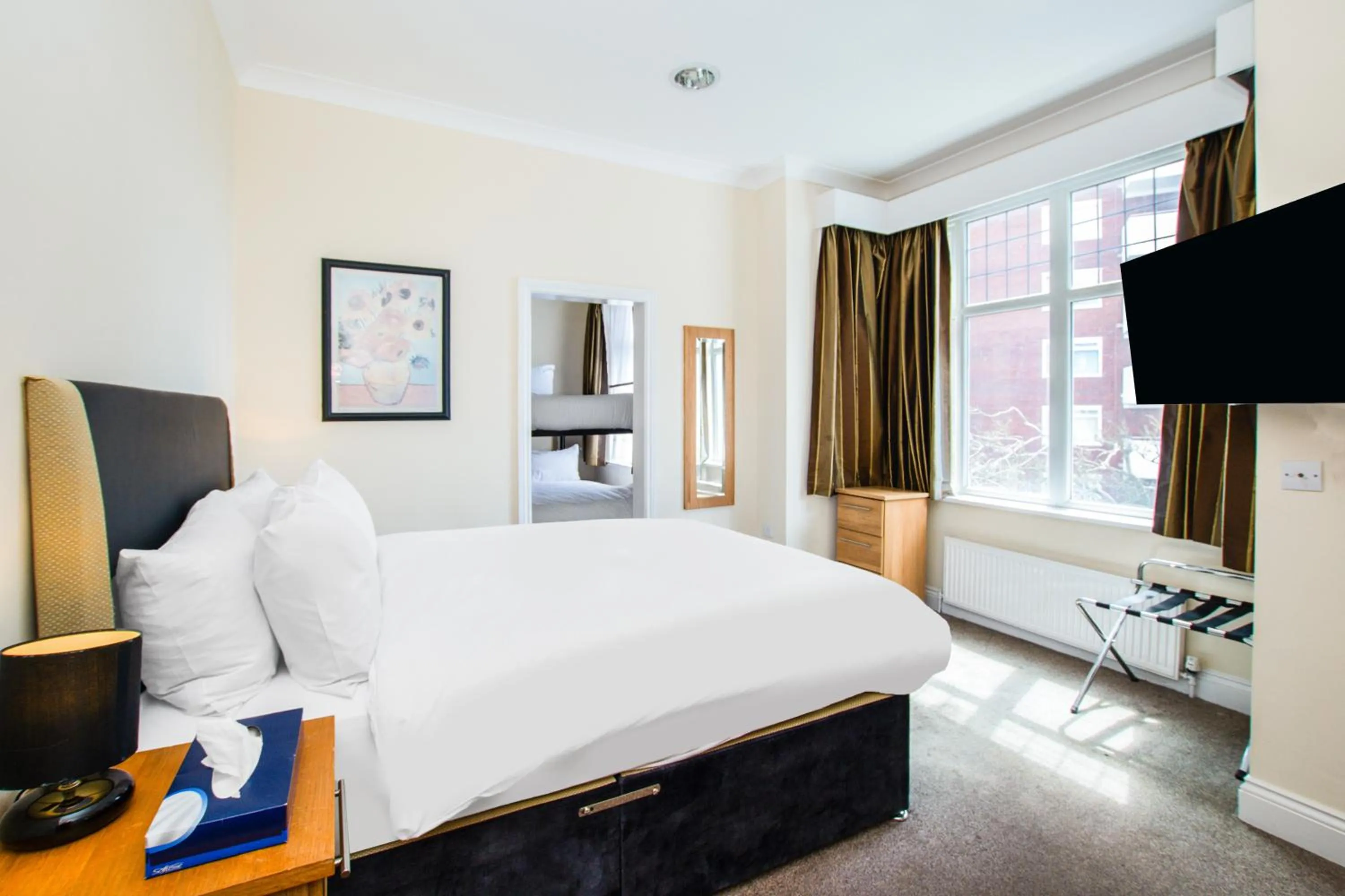 TV and multimedia, Bed in Russel Court Hotel Bournemouth Central