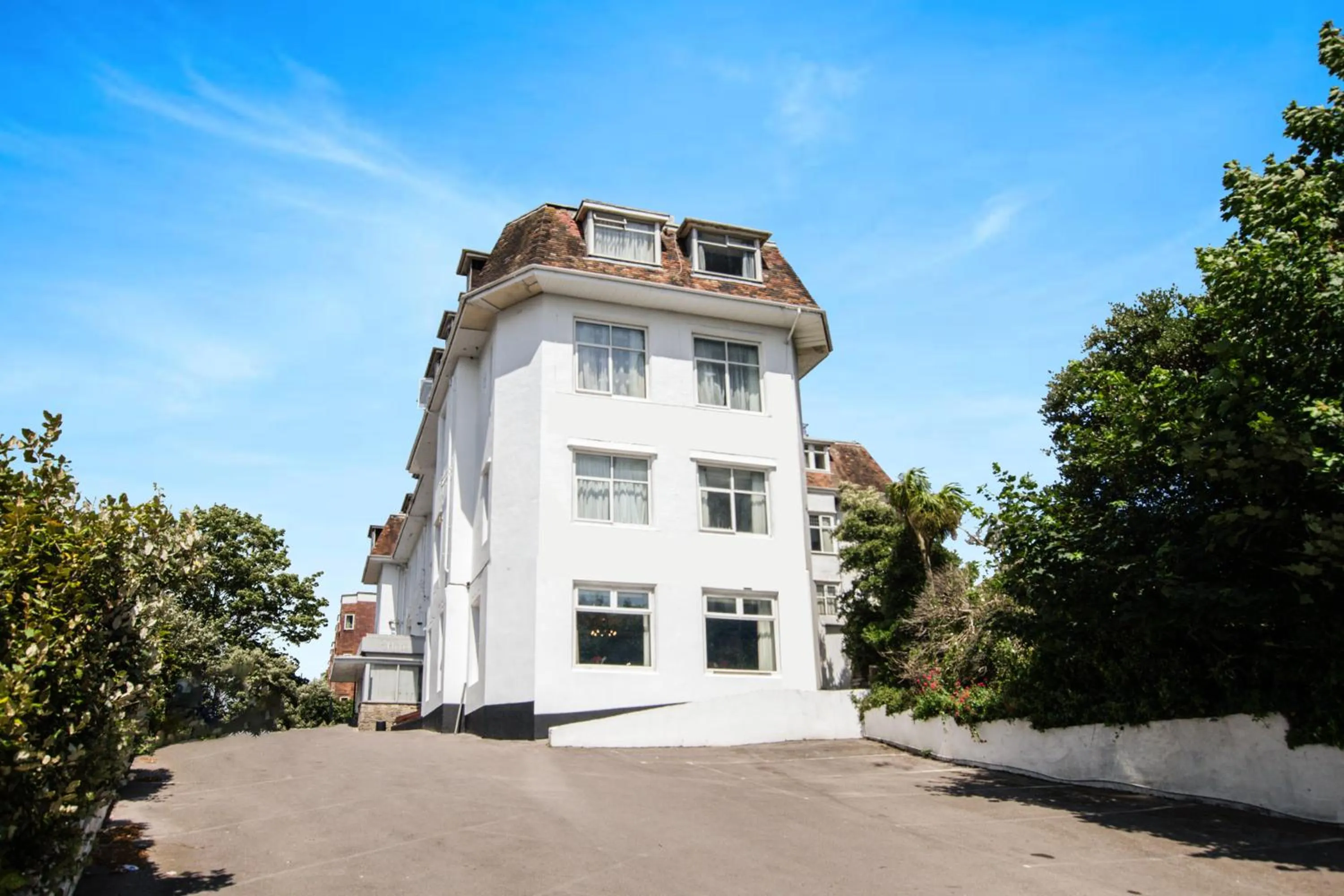 Property building in Russel Court Hotel Bournemouth Central