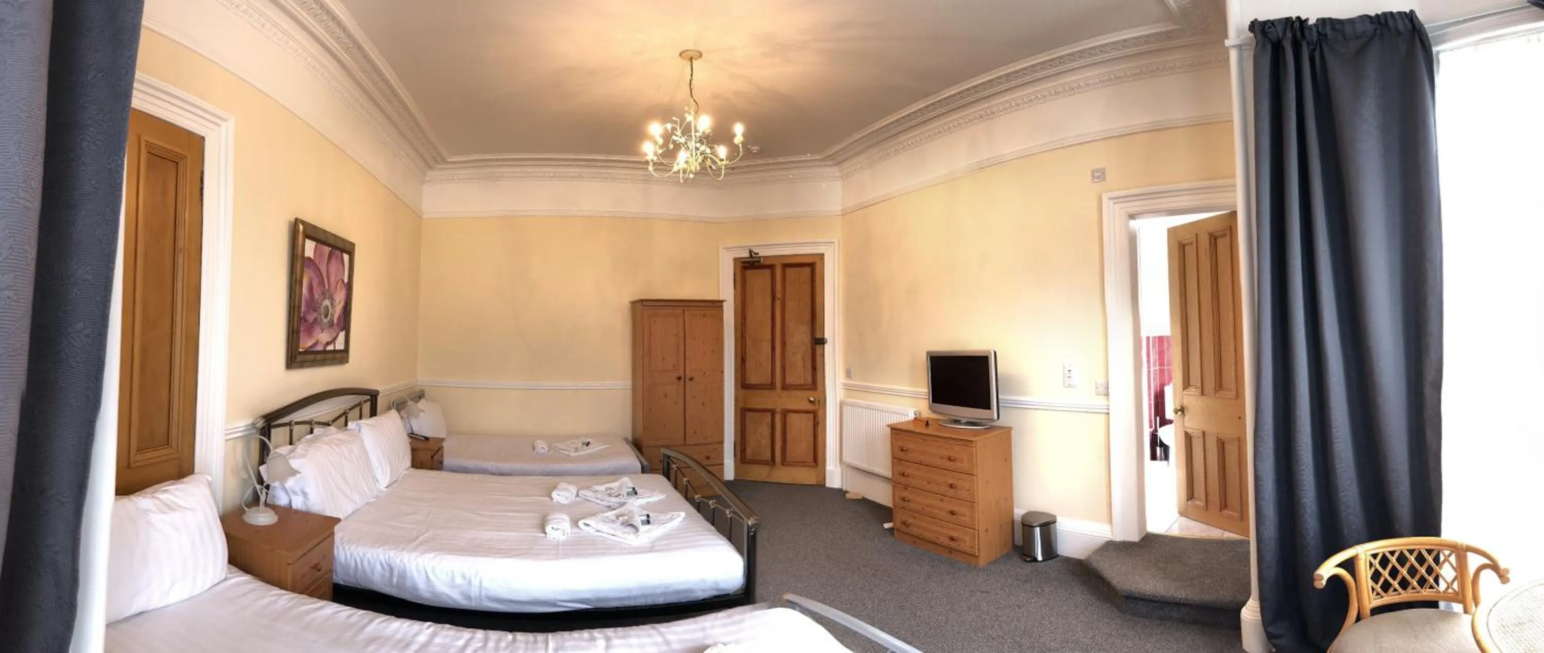 Photo of the whole room, Bed in Cruachan Guest House