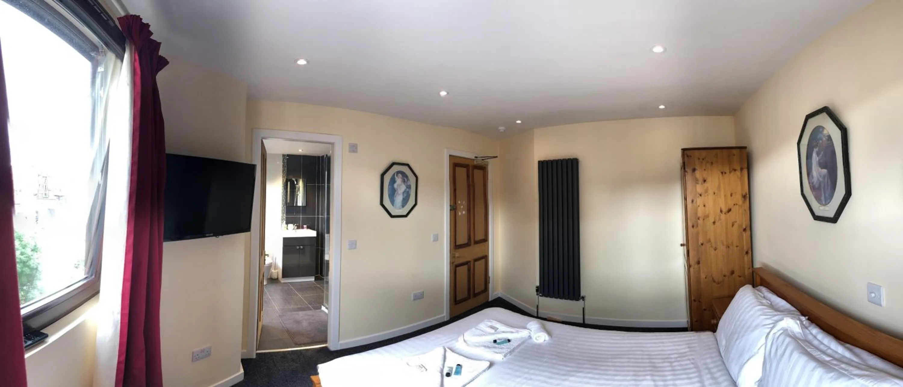 Photo of the whole room, Bed in Cruachan Guest House