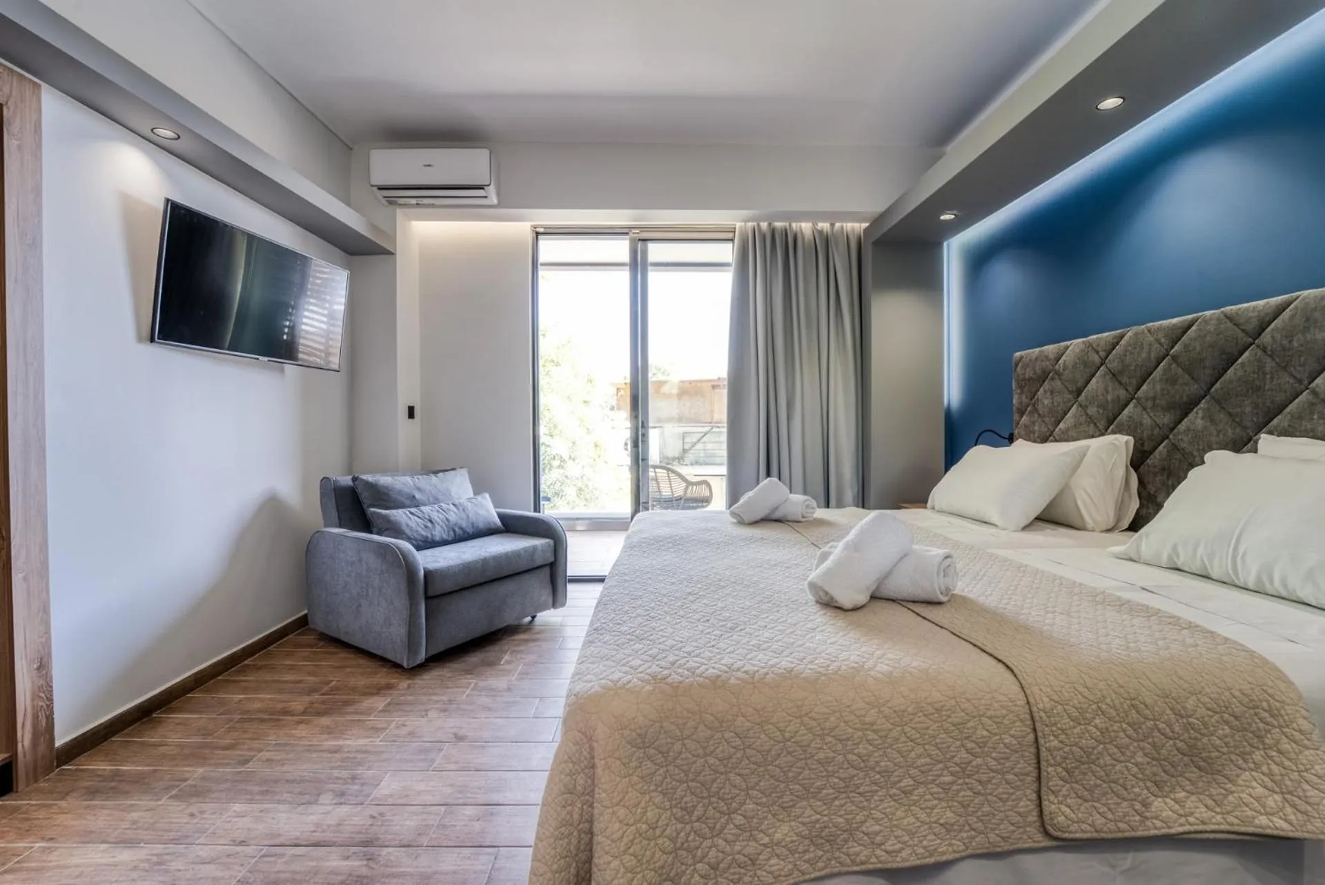 Staff, Bed in Island City Boutique Hotel