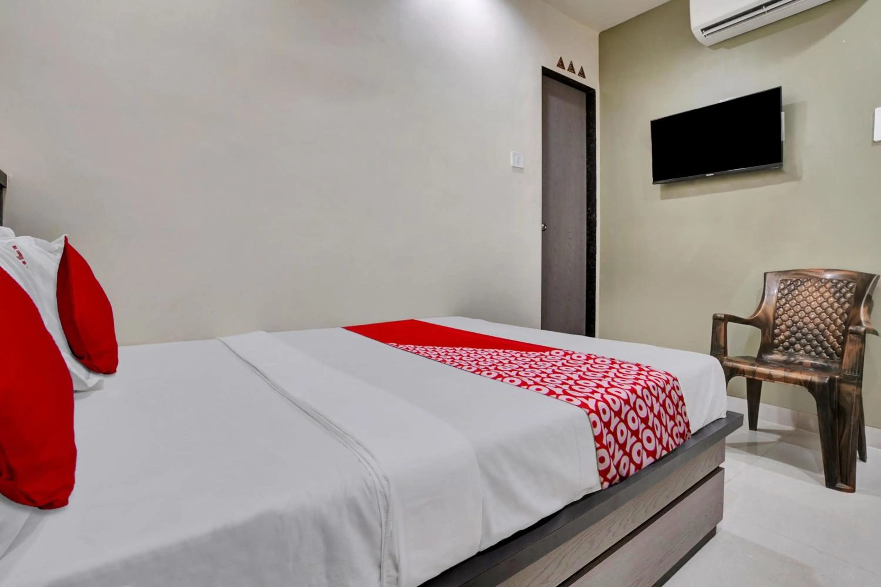 Bedroom in Hotel O Dhiman Residency