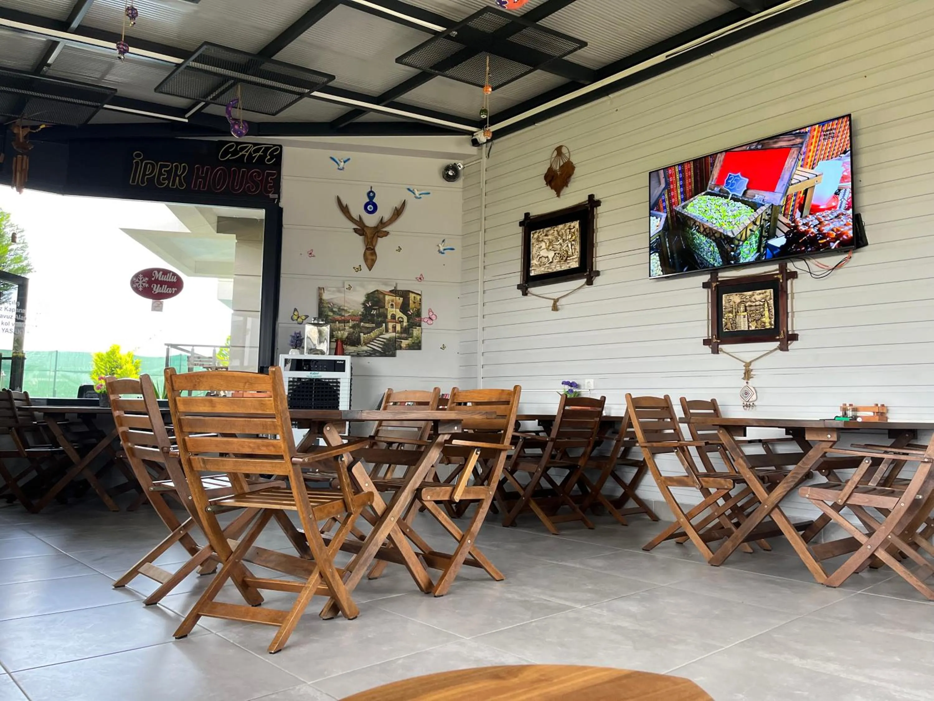 Restaurant/places to eat in Gardenya Lara Suit Hotel