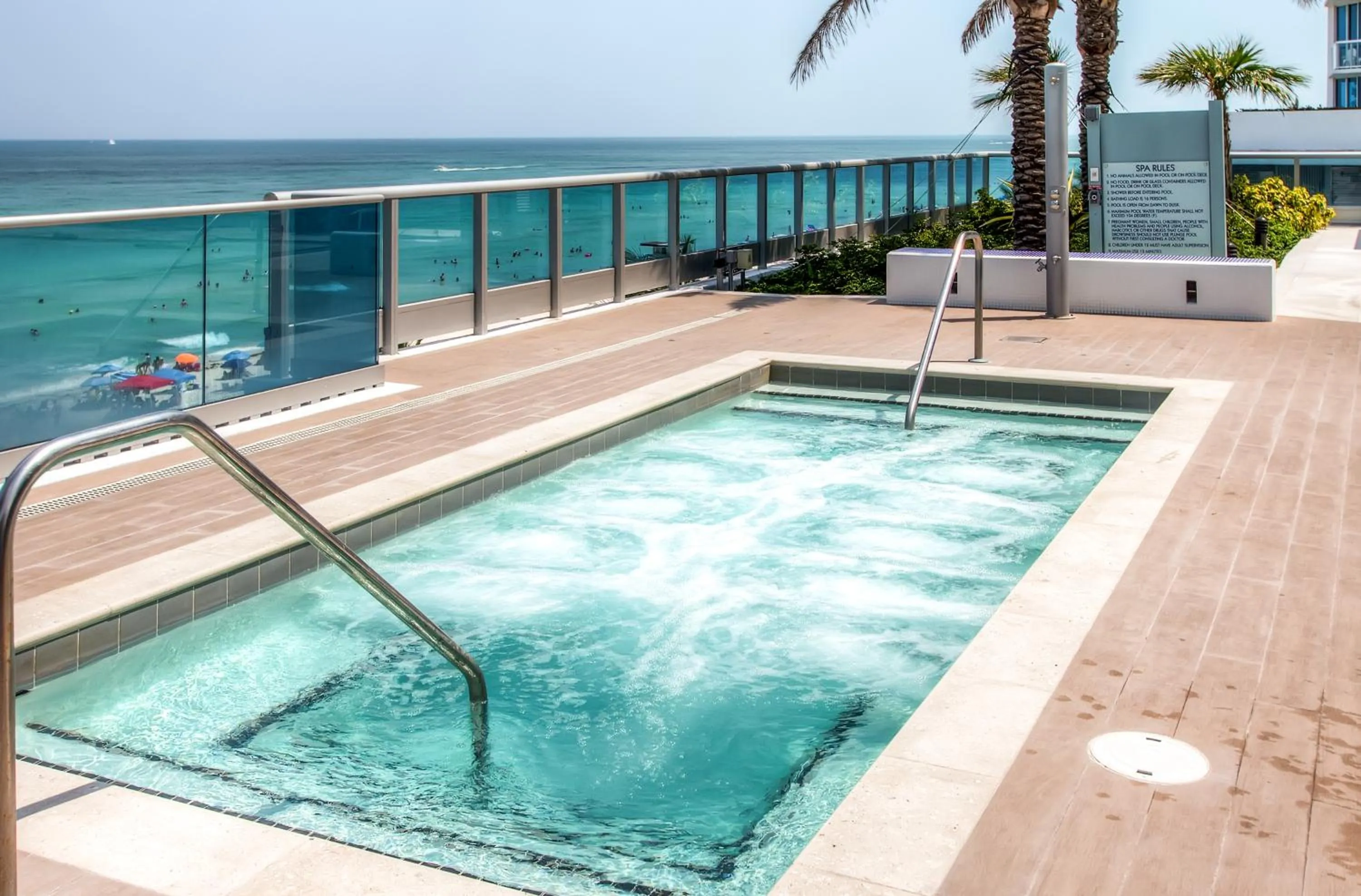 Hot Tub in Churchill Suites Monte Carlo Miami Beach