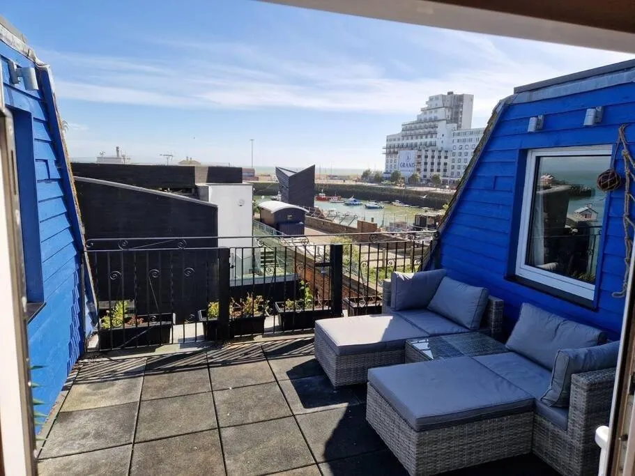 Seating area in Unique 2BD Apartment Folkestone Harbour