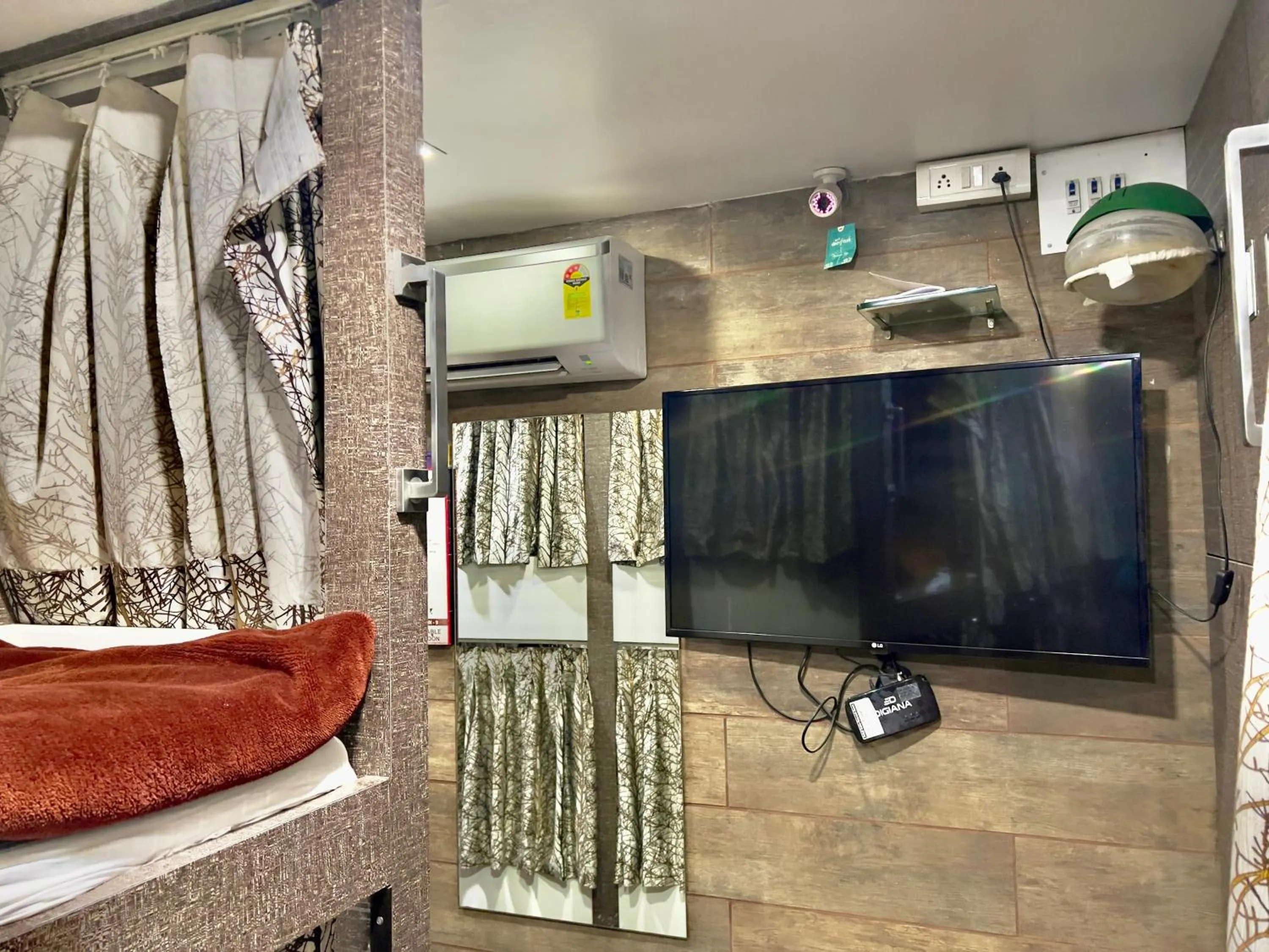 TV and multimedia in HOTEL REST INN