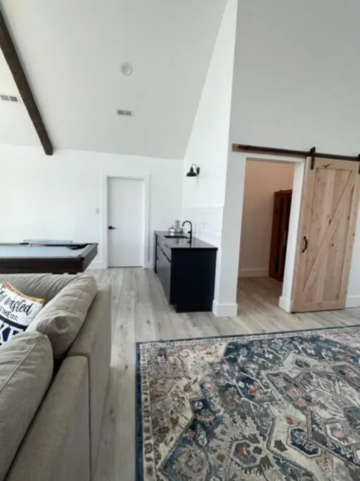 Bed in Amazing New House - Waterfront Getaway + Boat Dock