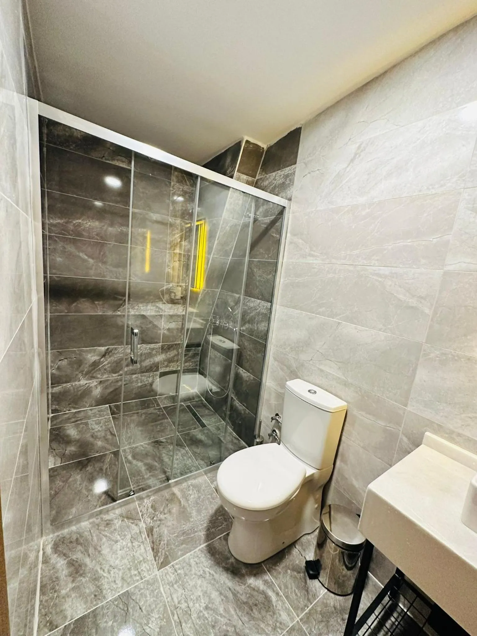 Shower in Nice Royal Cıty