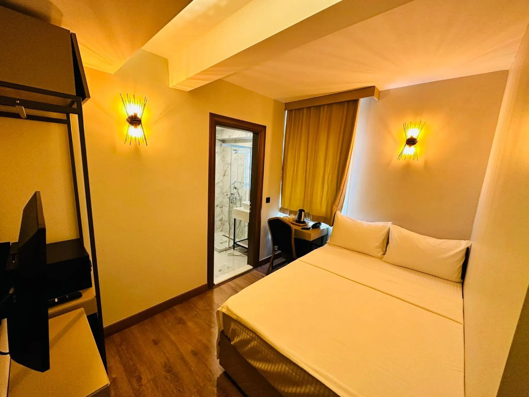 Photo of the whole room, Bed in Nice Royal Cıty