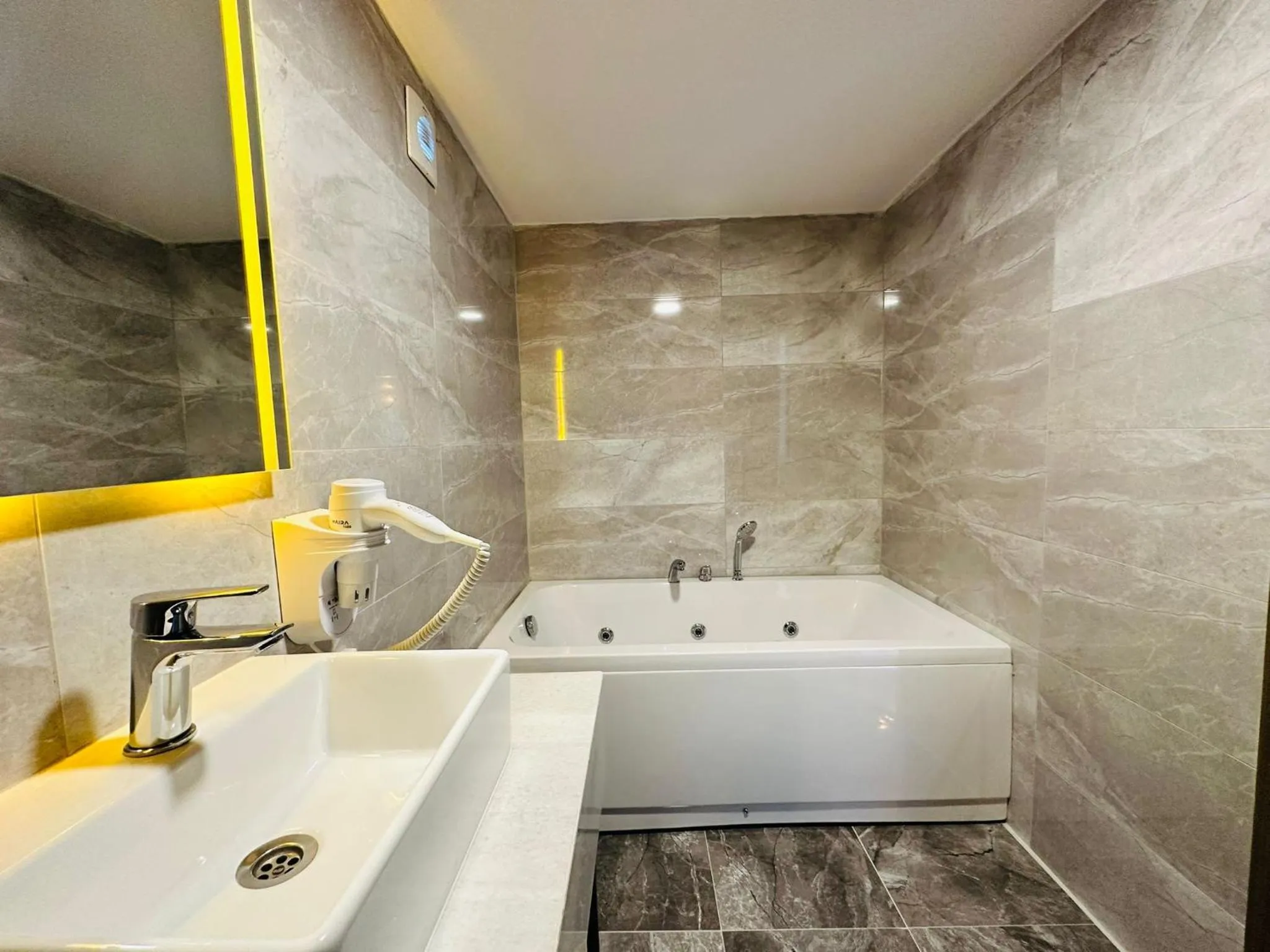 Shower in Nice Royal Cıty