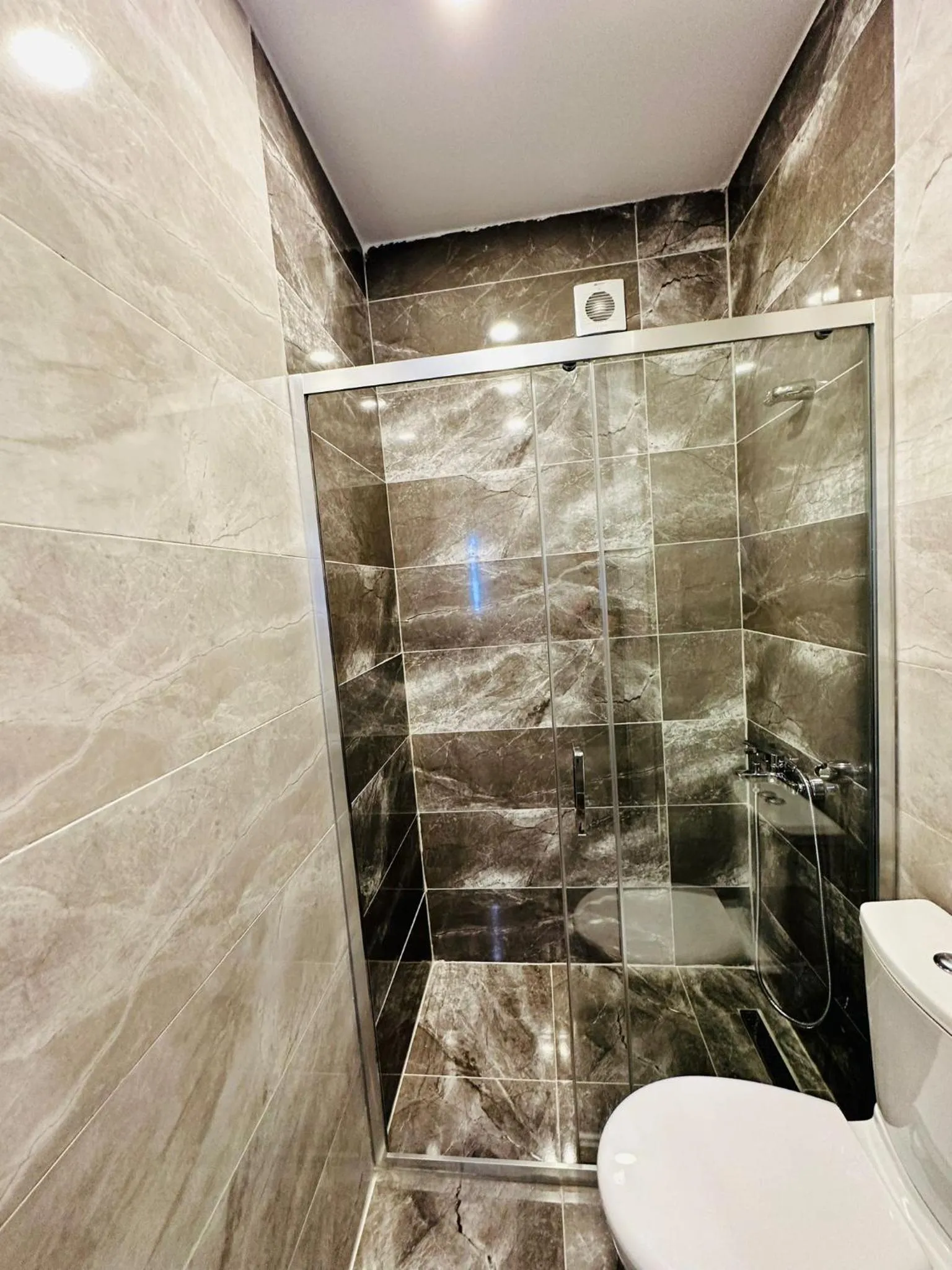 Shower in Nice Royal Cıty