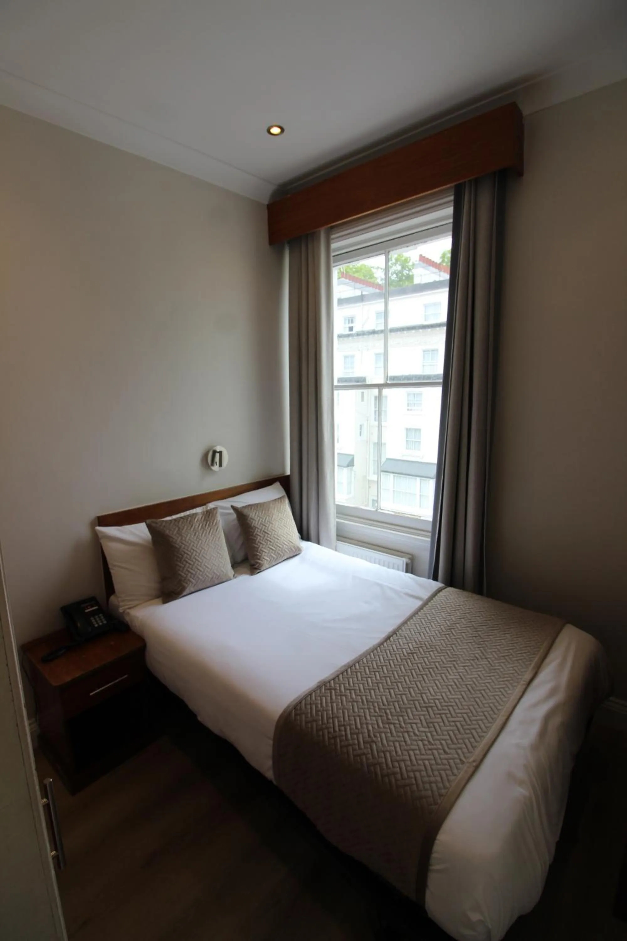 Photo of the whole room, Bed in Wedgewood Hotel