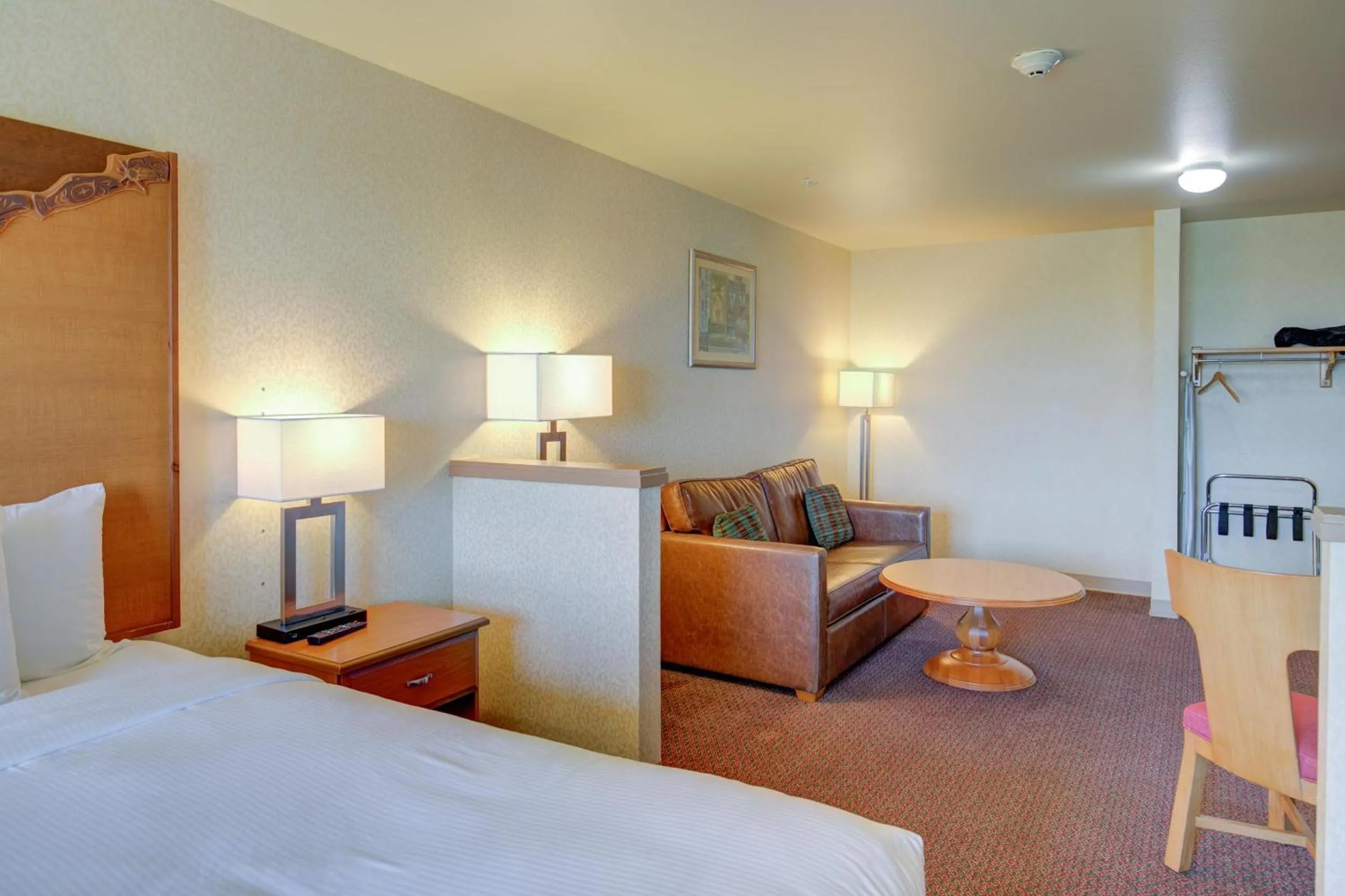 Bed in Pacific Sunrise Inn & Suites