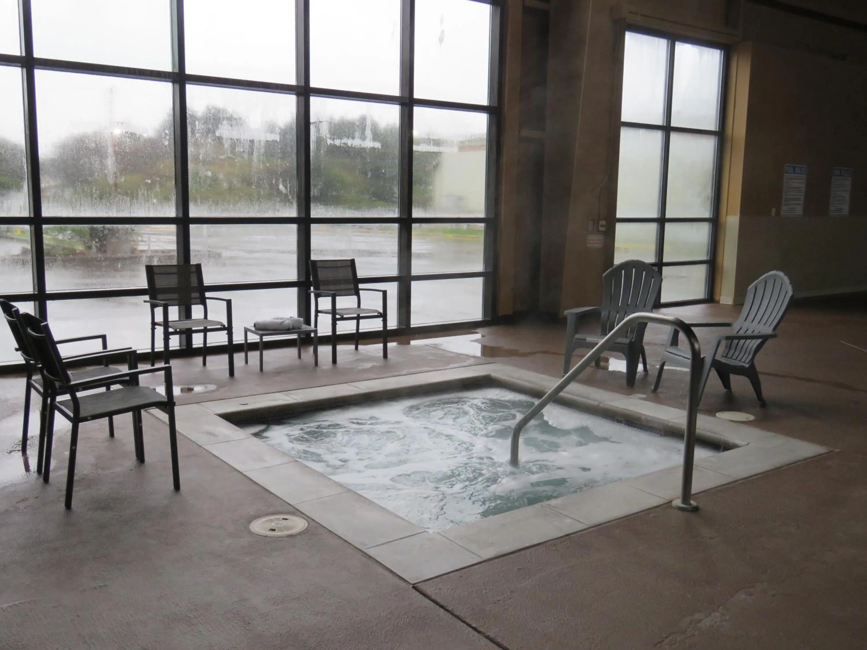 Hot Tub in Pacific Sunrise Inn & Suites
