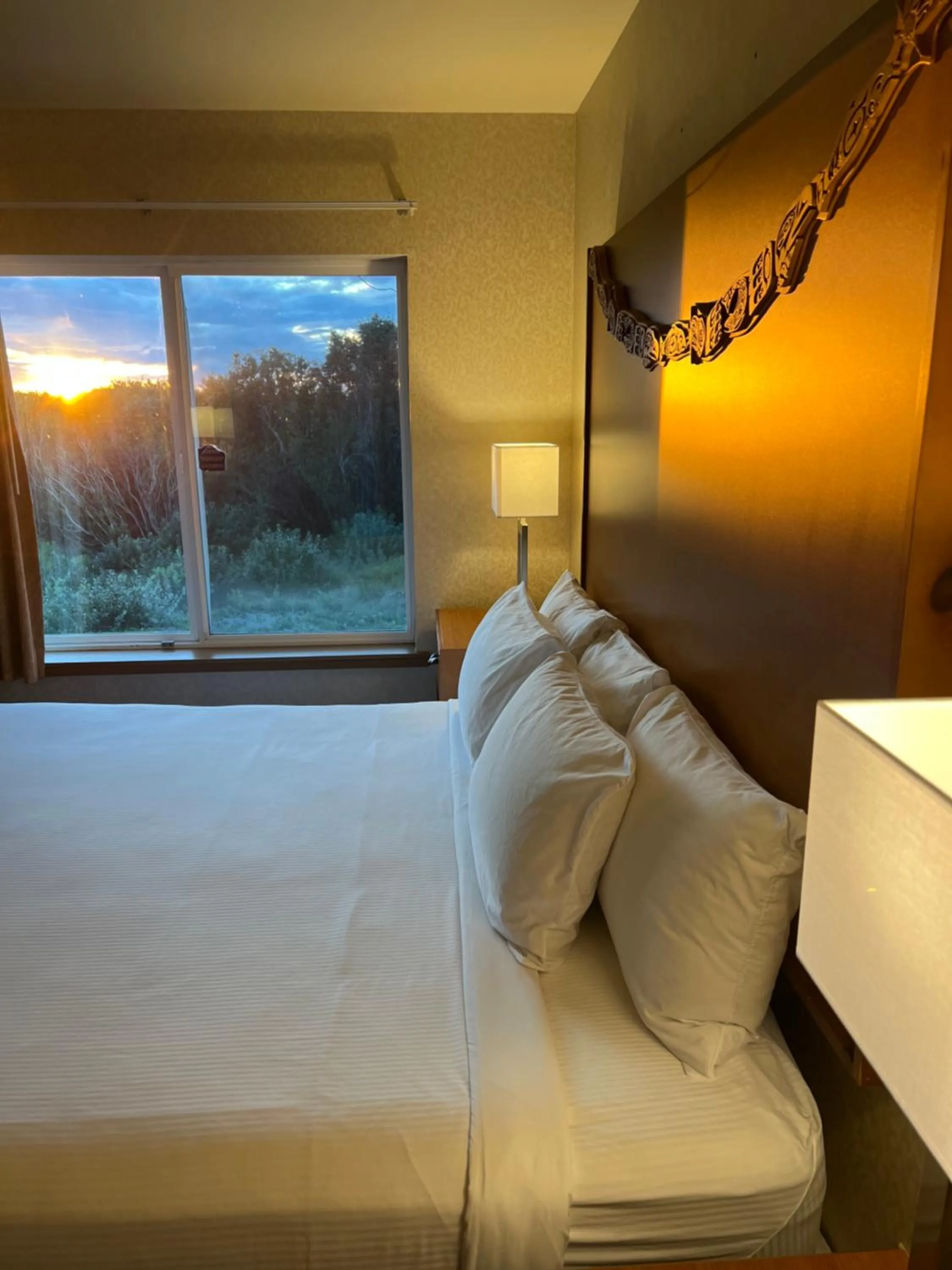 Bed in Pacific Sunrise Inn & Suites